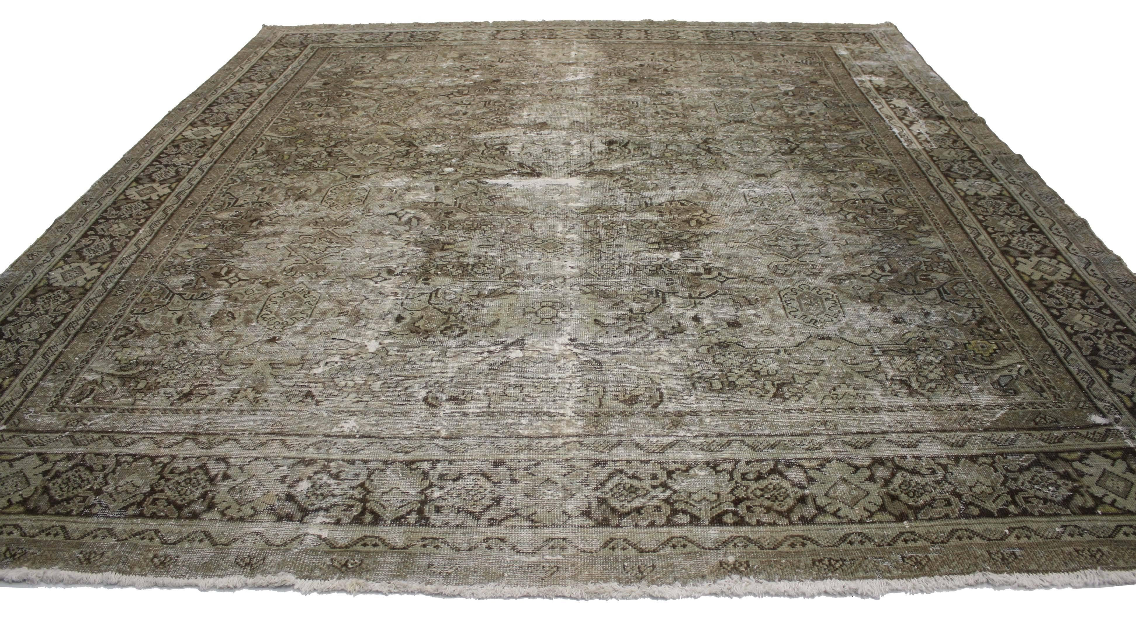 Antique-Worn Persian Mahal Rug, Relaxed Refinement Meets Earth-Tone Elegance 2