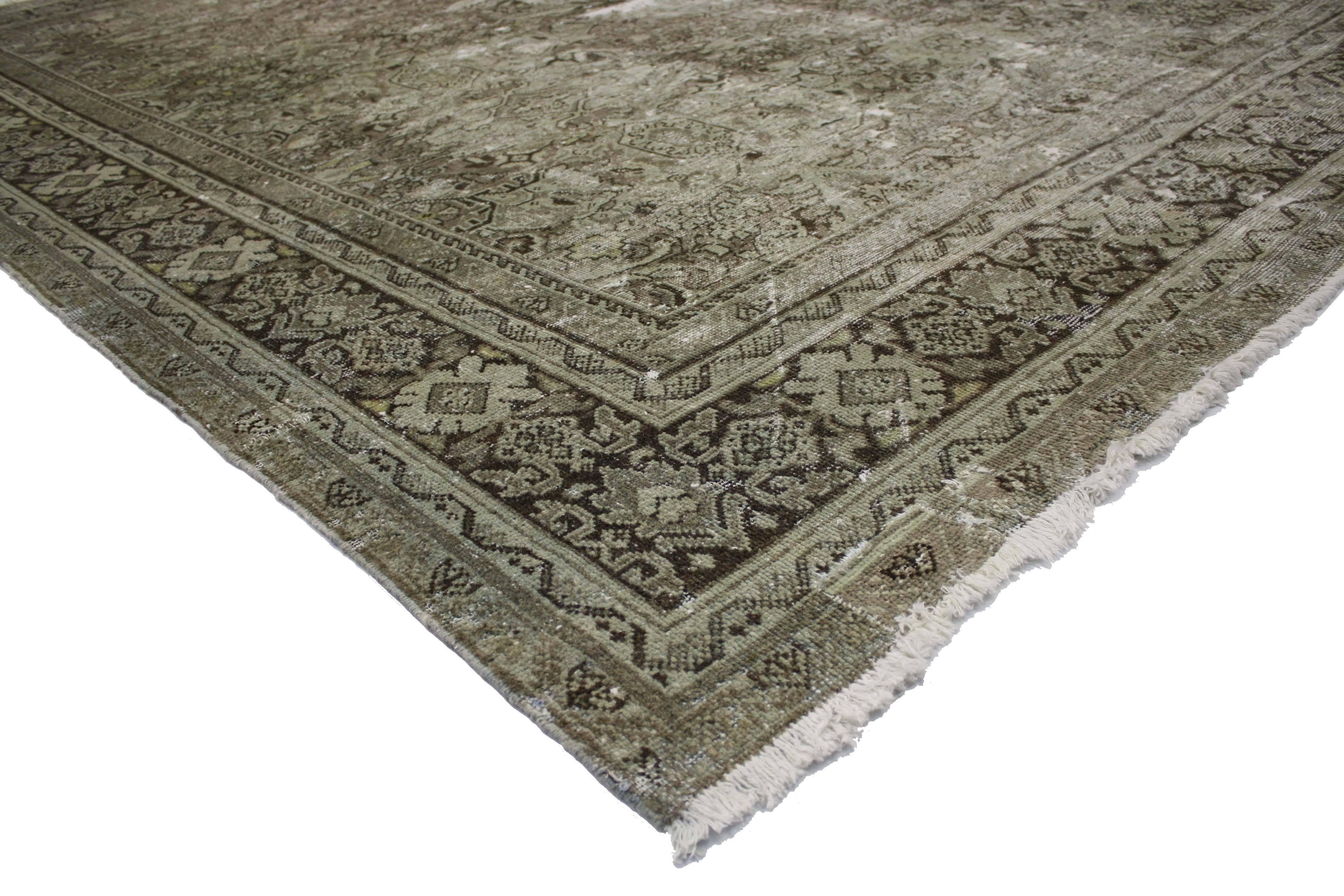 Antique-Worn Persian Mahal Rug, Relaxed Refinement Meets Earth-Tone Elegance 1