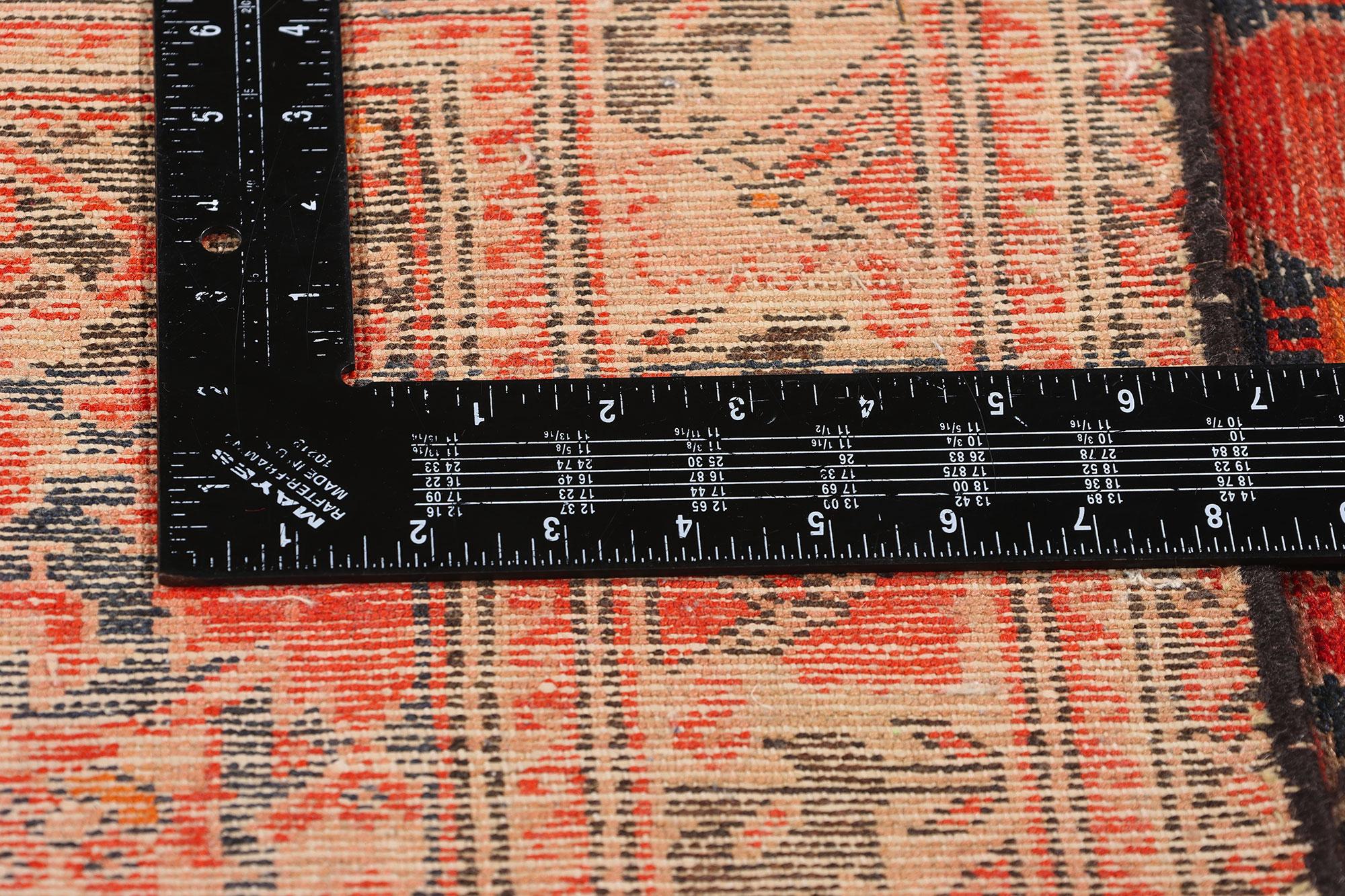 Antiker persischer Malayer-Teppich, beschädigt (20. Jahrhundert) im Angebot