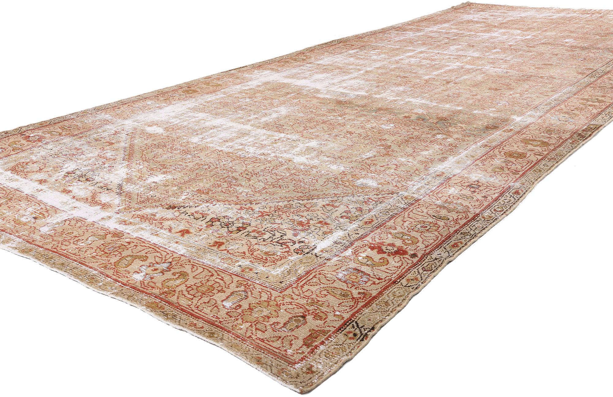 61030 Tapis persan antique vieilli Malayer, 06'07 x 16'05. Tissé dans les villages historiques de l'ouest de l'Iran, ce tapis antique persan Malayer en laine nouée à la main vous invite dans un monde où le temps, la beauté et le symbolisme botanique