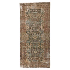 Antiker persischer Malayer-Teppich aus Goldbronze, entspannte Raffinesse trifft auf rustikalen Charme