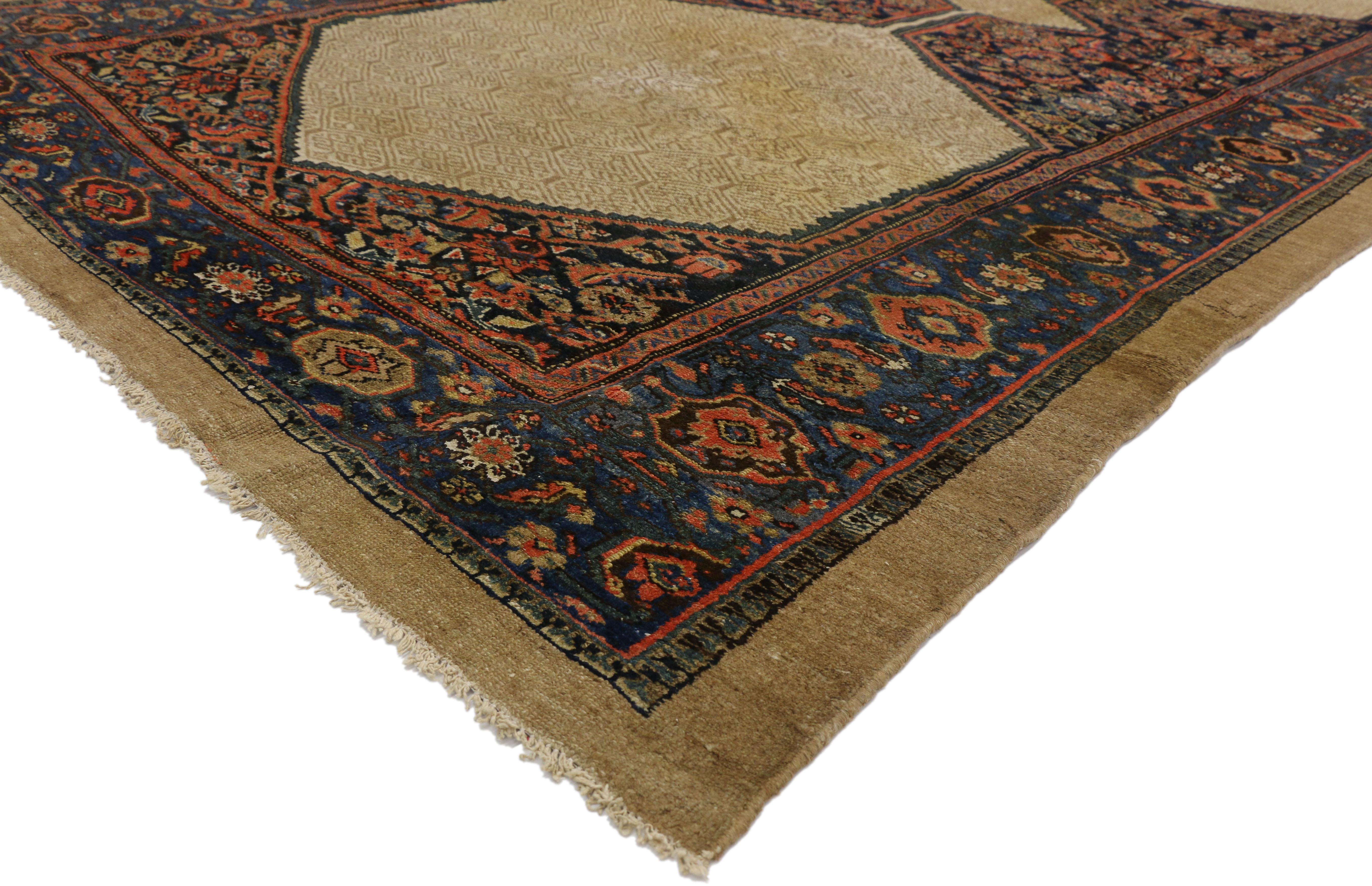 73608 Tapis persan antique en détresse Malayer Gallery avec poils de chameau 06'06 x 13'02. Un style chaleureux et rustique, sans prétention et simple. Ce tapis galerie persan ancien Malayer en laine nouée à la main présente un médaillon à poteaux