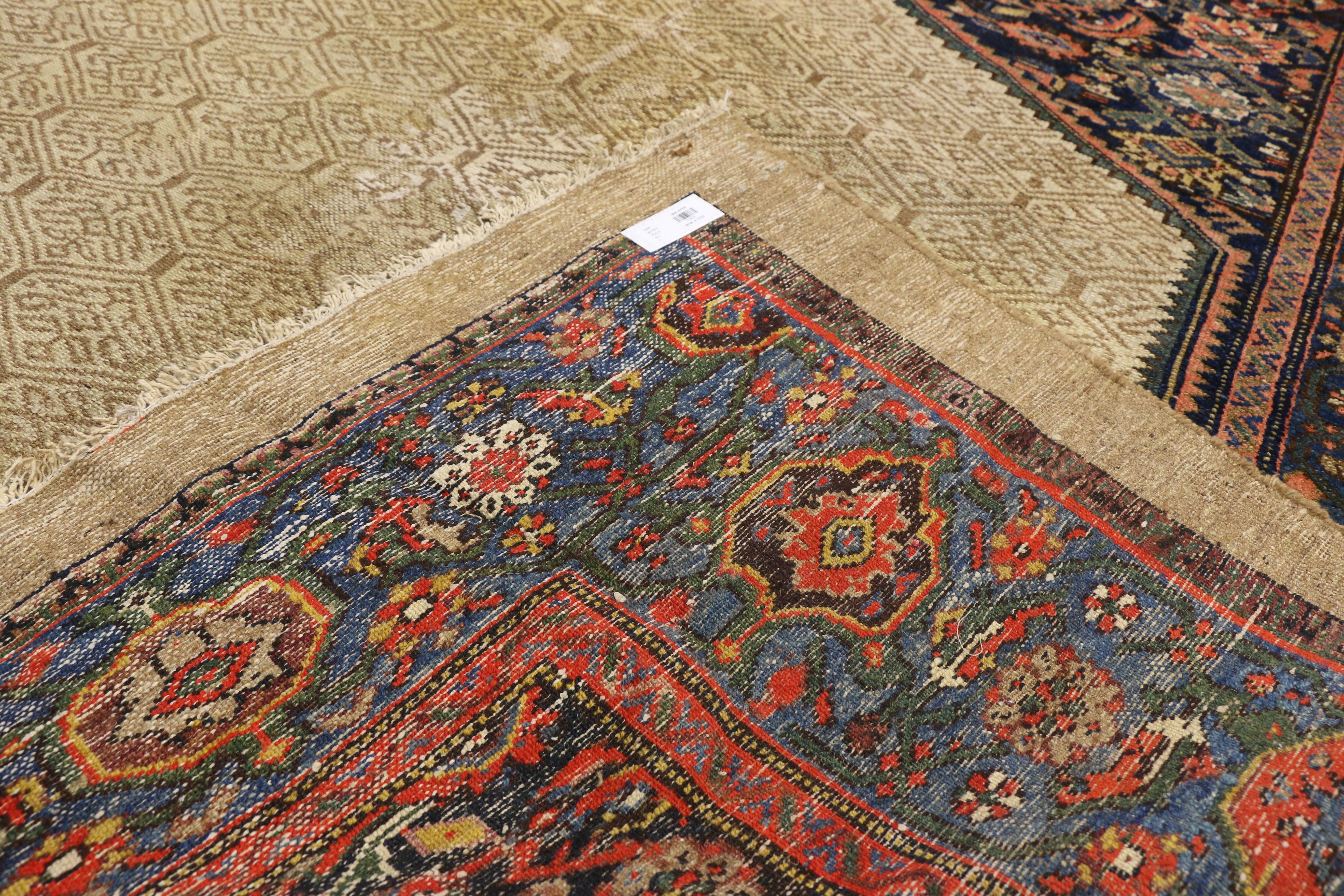 Tapis de galerie persan Malayer ancien vieilli à poils de chameau Abîmé - En vente à Dallas, TX