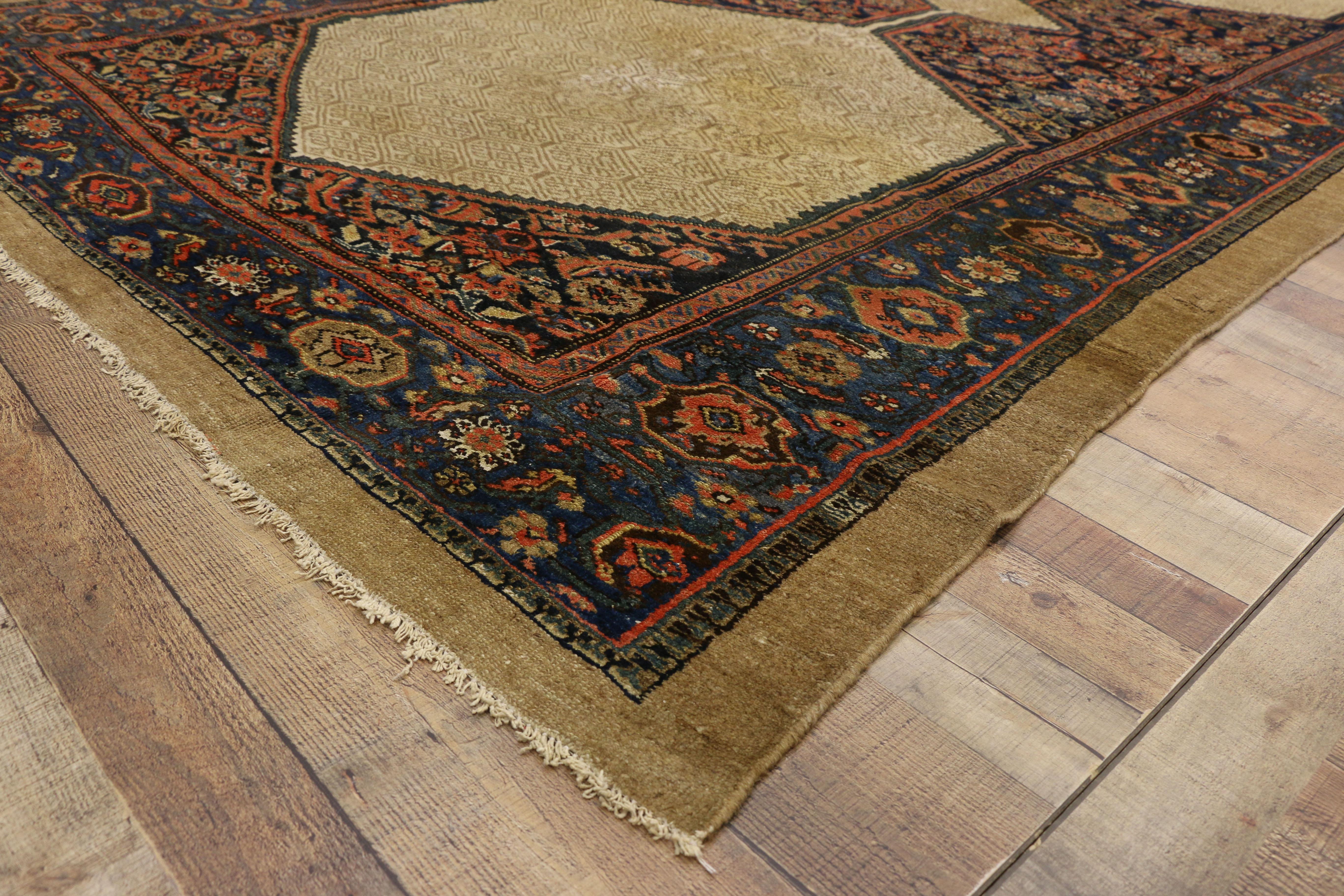 20ième siècle Tapis de galerie persan Malayer ancien vieilli à poils de chameau en vente