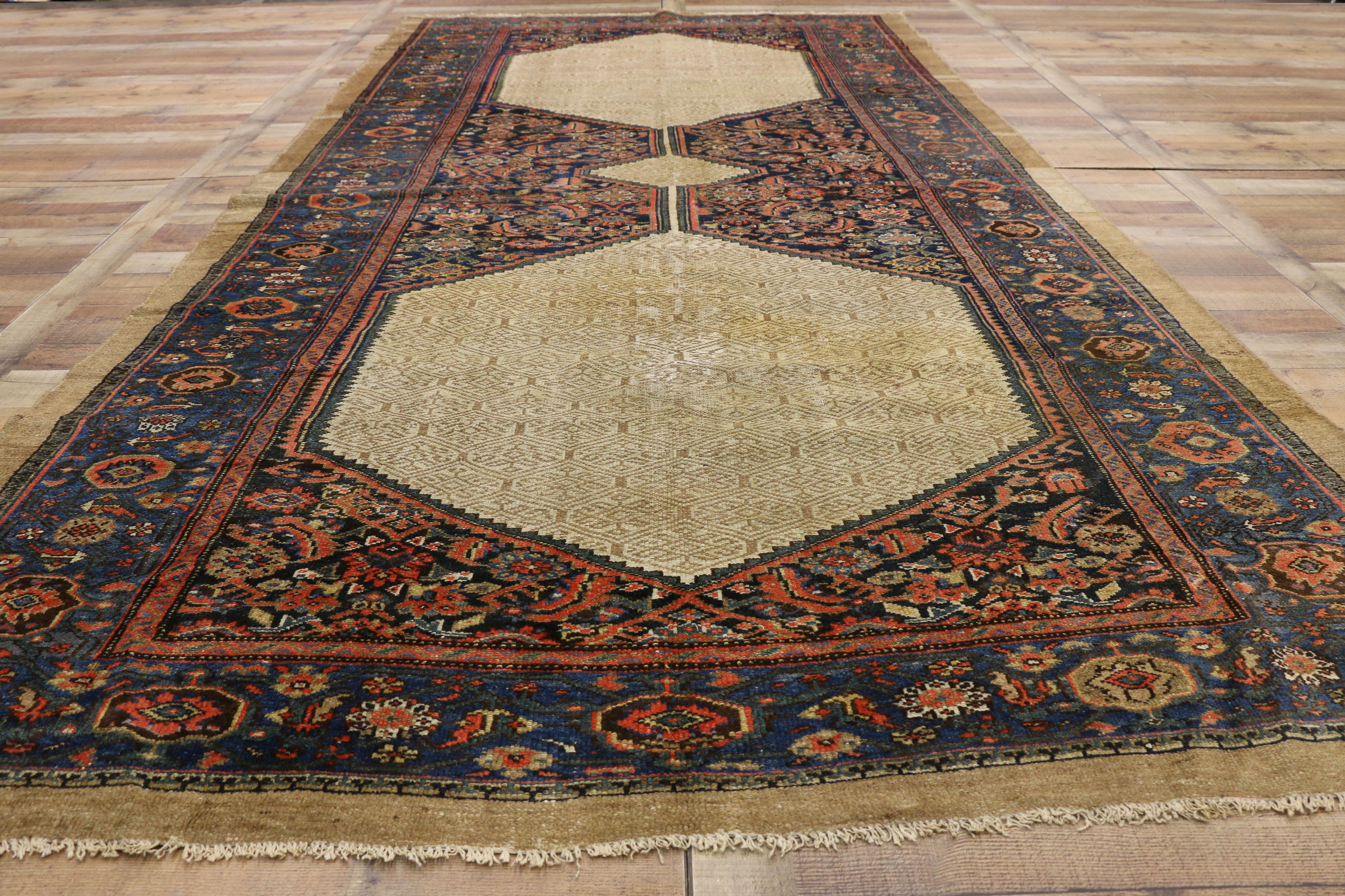 Laine Tapis de galerie persan Malayer ancien vieilli à poils de chameau en vente