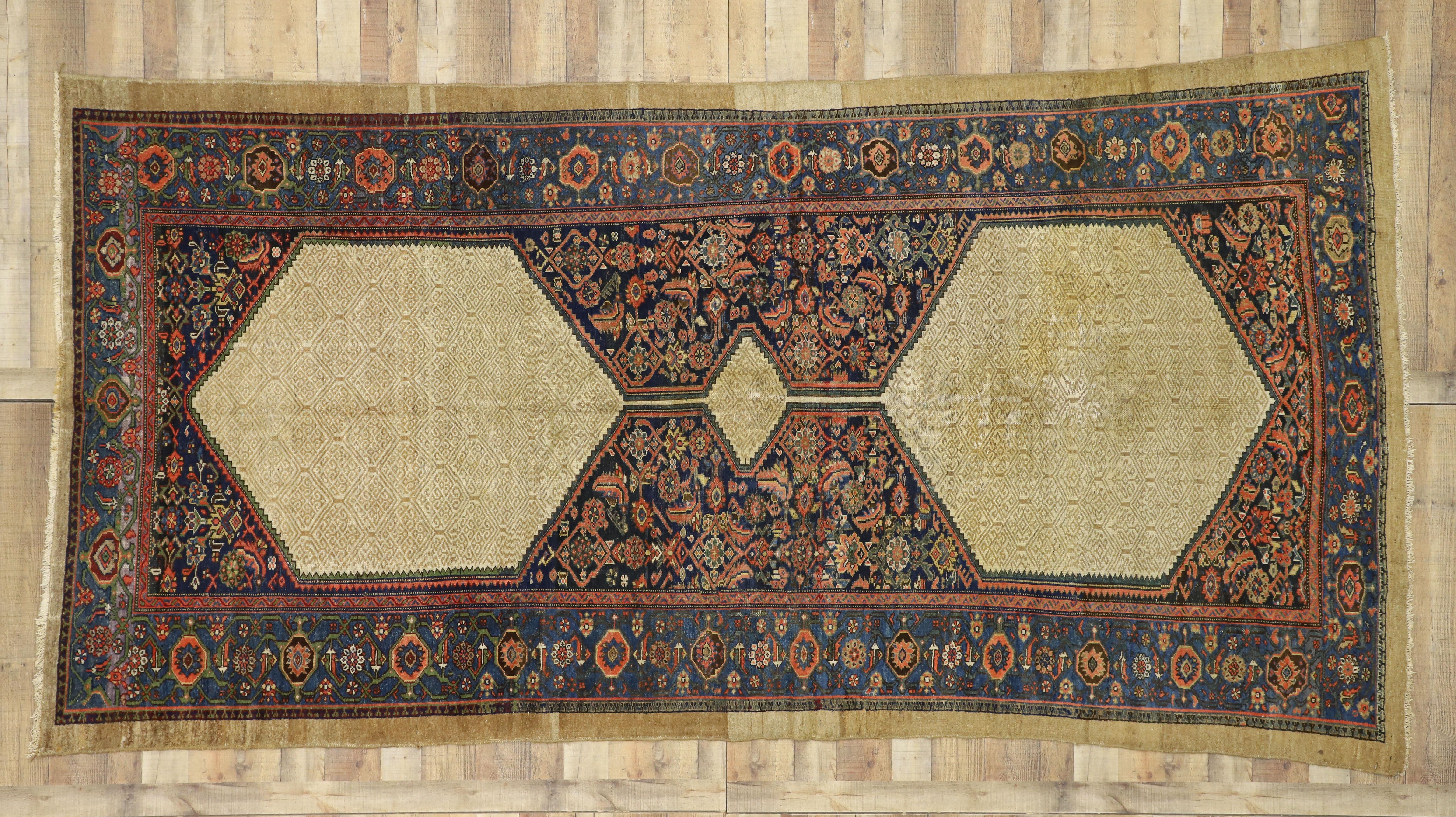 Tapis de galerie persan Malayer ancien vieilli à poils de chameau en vente 1
