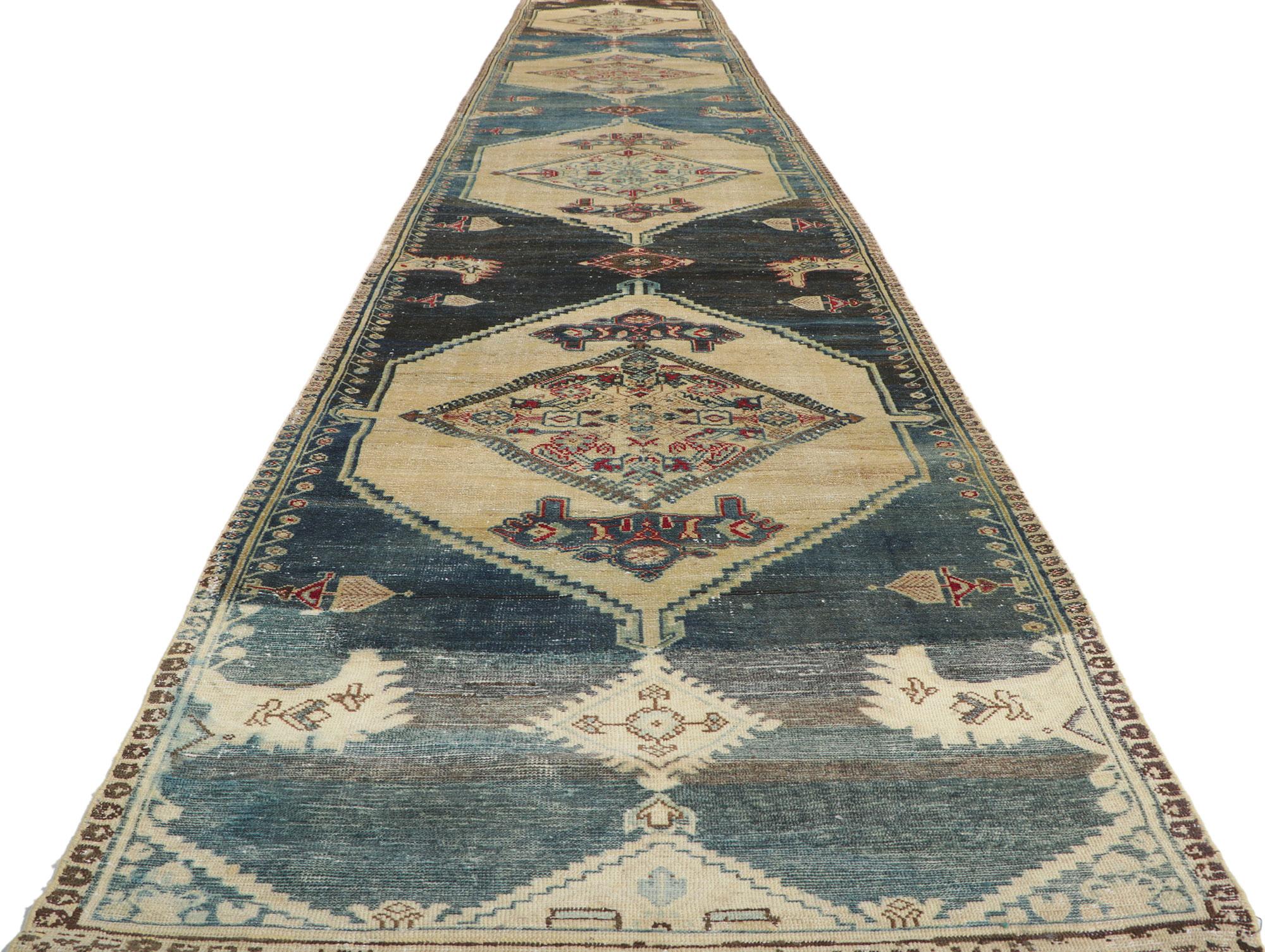 Antiker persischer Malayer-Teppich-Teppich-Läufer, 03'05 x 22'01 im Zustand „Starke Gebrauchsspuren“ im Angebot in Dallas, TX