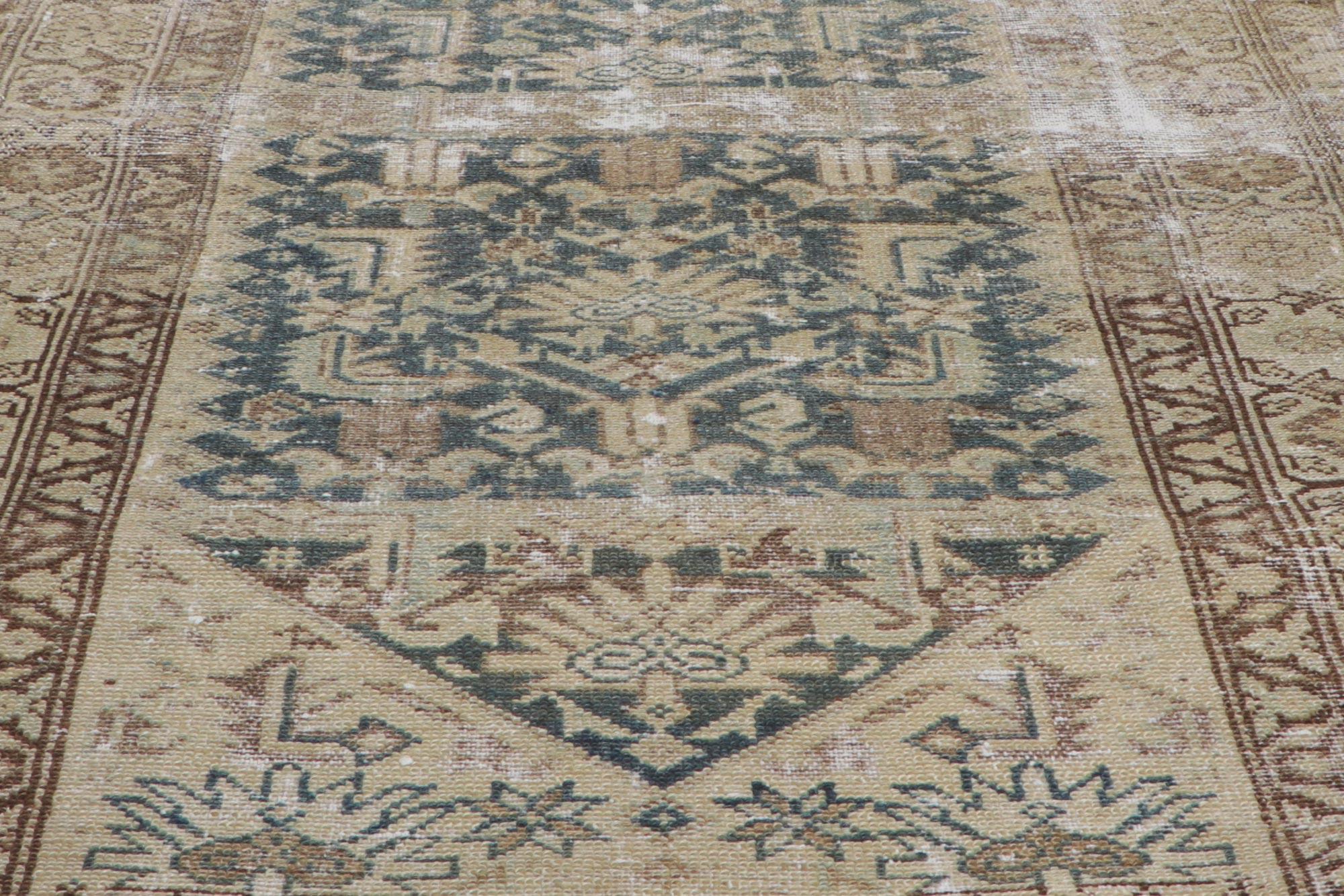 Tapis de couloir de couloir persan Malayer ancien vieilli avec motif Herati Abîmé - En vente à Dallas, TX