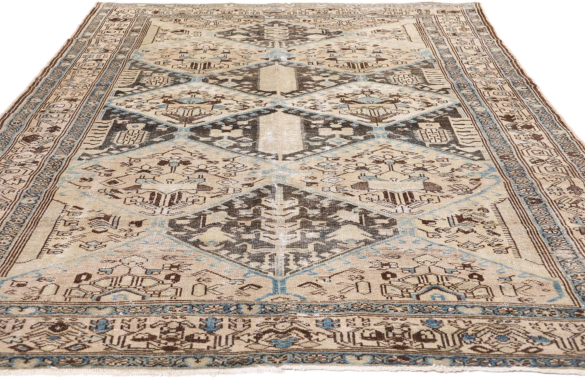 60983 Alfombra Persa Antigua Malayer Envejecida, 05'06 x 09'02. Una visión de refinamiento terrenal y arte simbólico, esta antigua alfombra persa Malayer capta la esencia de la estética de los jardines persas con su Khesti, o diseño de panel de
