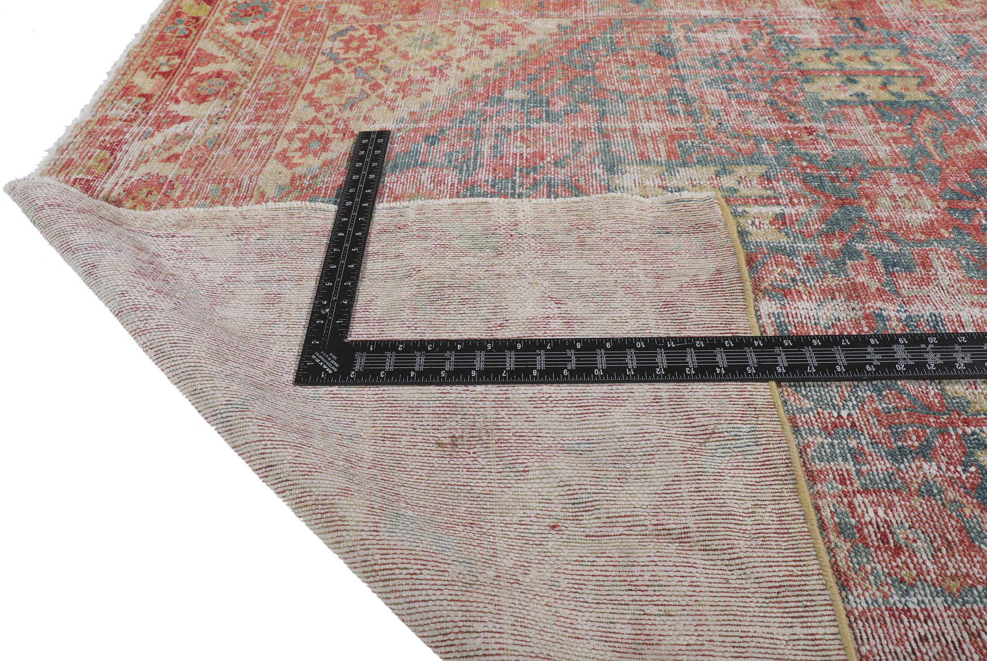 Antiker persischer Malayer-Teppich im Used-Look mit Mina Khani-Design und Guli Henna-Design im Used-Look im Zustand „Starke Gebrauchsspuren“ im Angebot in Dallas, TX