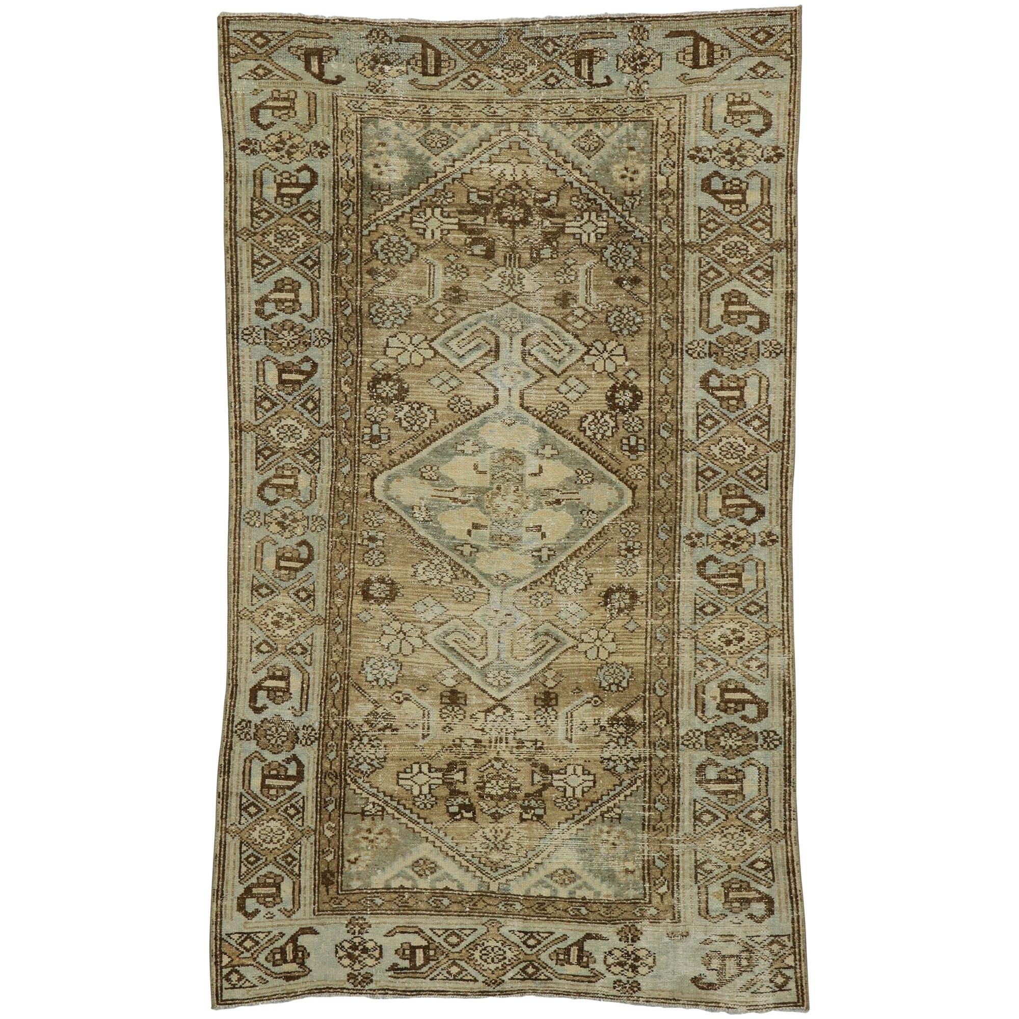 Tapis persan Malayer ancien vieilli avec style tribal rustique moderne