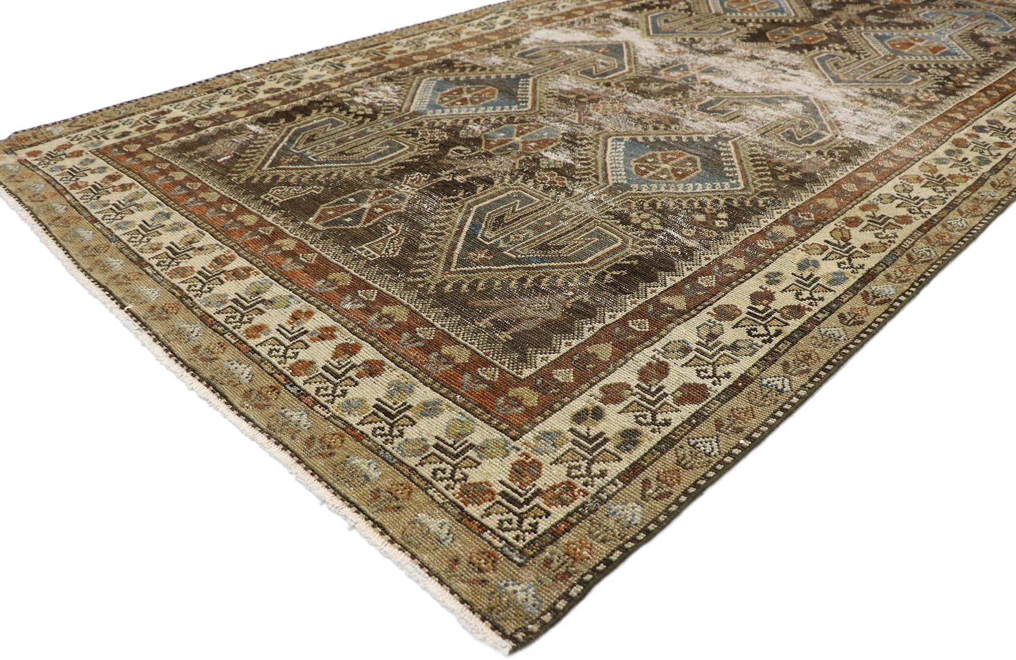 60825, alfombra persa antigua Malayer envejecida de estilo tribal rústico artesanal 05'03 x 09'08. Inteligentemente compuesta y distintivamente bien equilibrada, esta alfombra persa antigua Malayer de lana anudada a mano y desgastada adoptará un