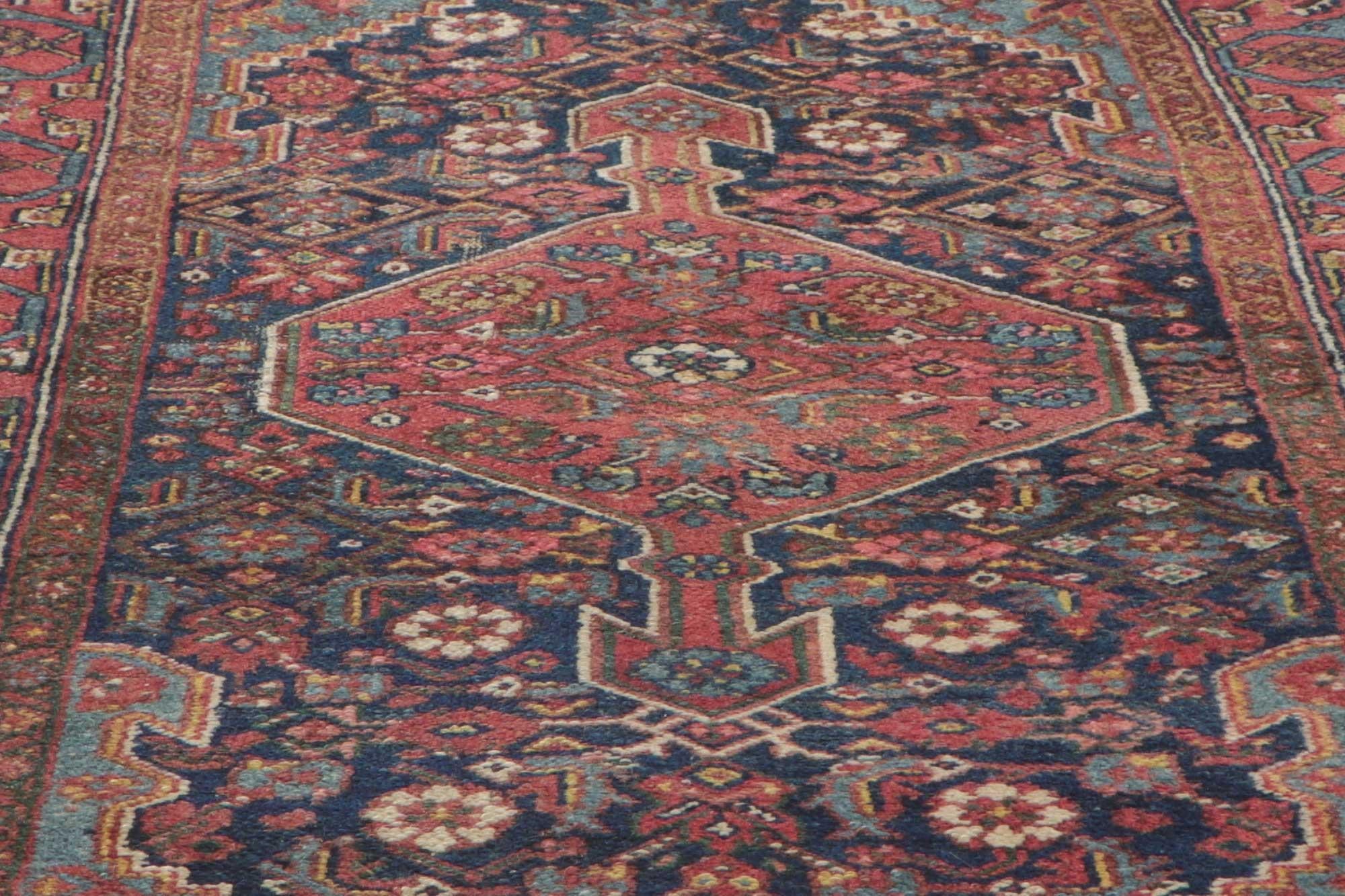 Antiker persischer Malayer-Läufer im Used-Look im Zustand „Starke Gebrauchsspuren“ im Angebot in Dallas, TX