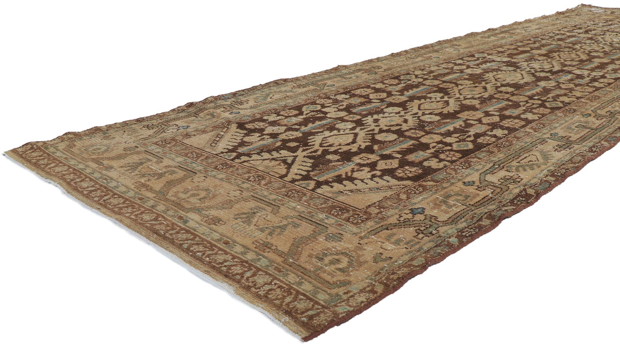 60987 distressed antique Persian Malayer Runner with Herati Pattern 03'09 x 12'08. D'une beauté sans faille et d'une composition amoureusement usée par le temps, ce chemin de table en laine nouée à la main, vieillie et ancienne, de style persan