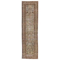 Tapis de couloir persan Malayer ancien et vieilli de style industriel moderne et rustique