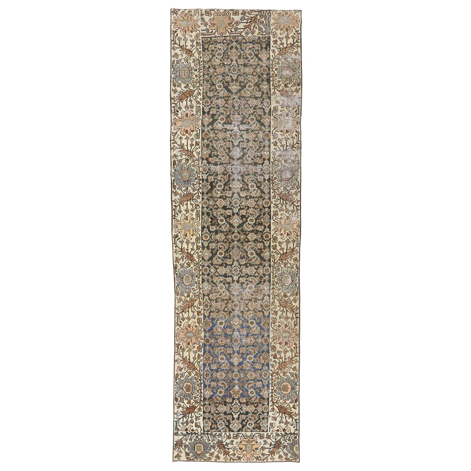 Tapis de couloir persan Malayer ancien vieilli avec style Shaker rustique moderne