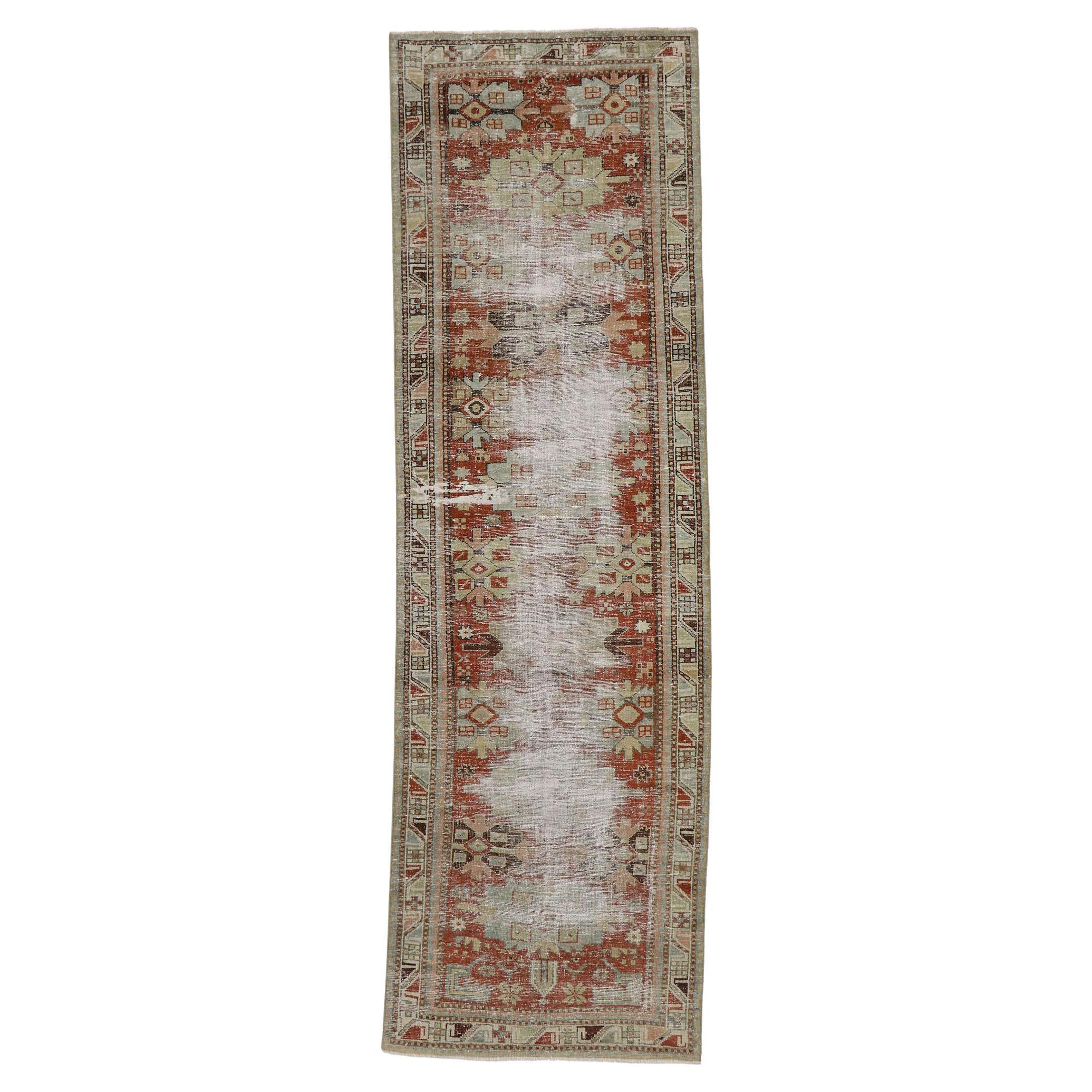 Tapis de couloir persan Malayer ancien et vieilli de style rustique moderne