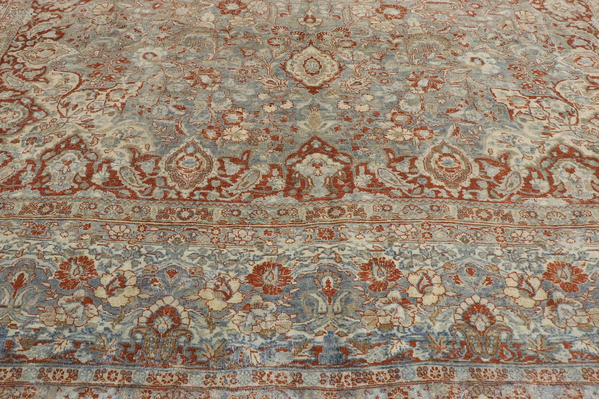 Perse Tapis persan Mashad ancien et vieilli de style artisanal américain moderne et rustique en vente