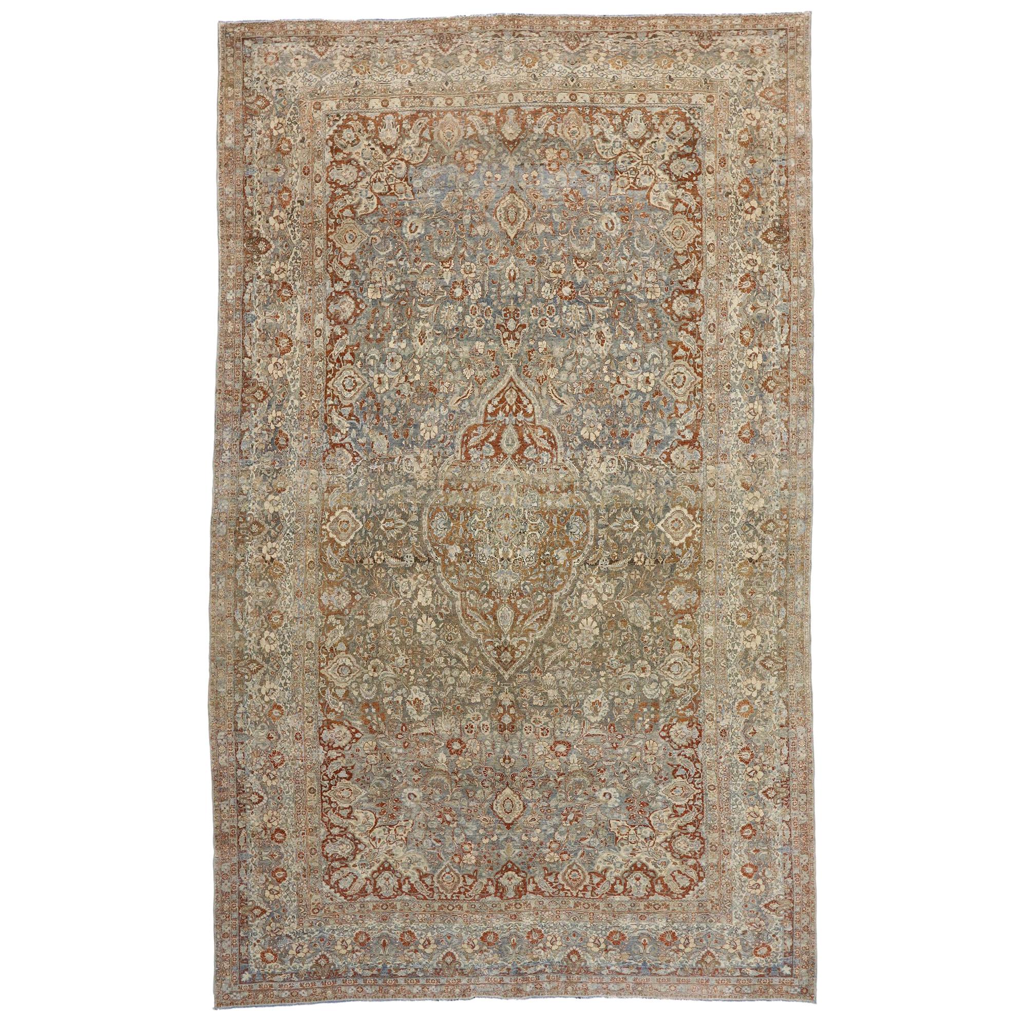 Tapis persan Mashad ancien et vieilli de style artisanal américain moderne et rustique en vente