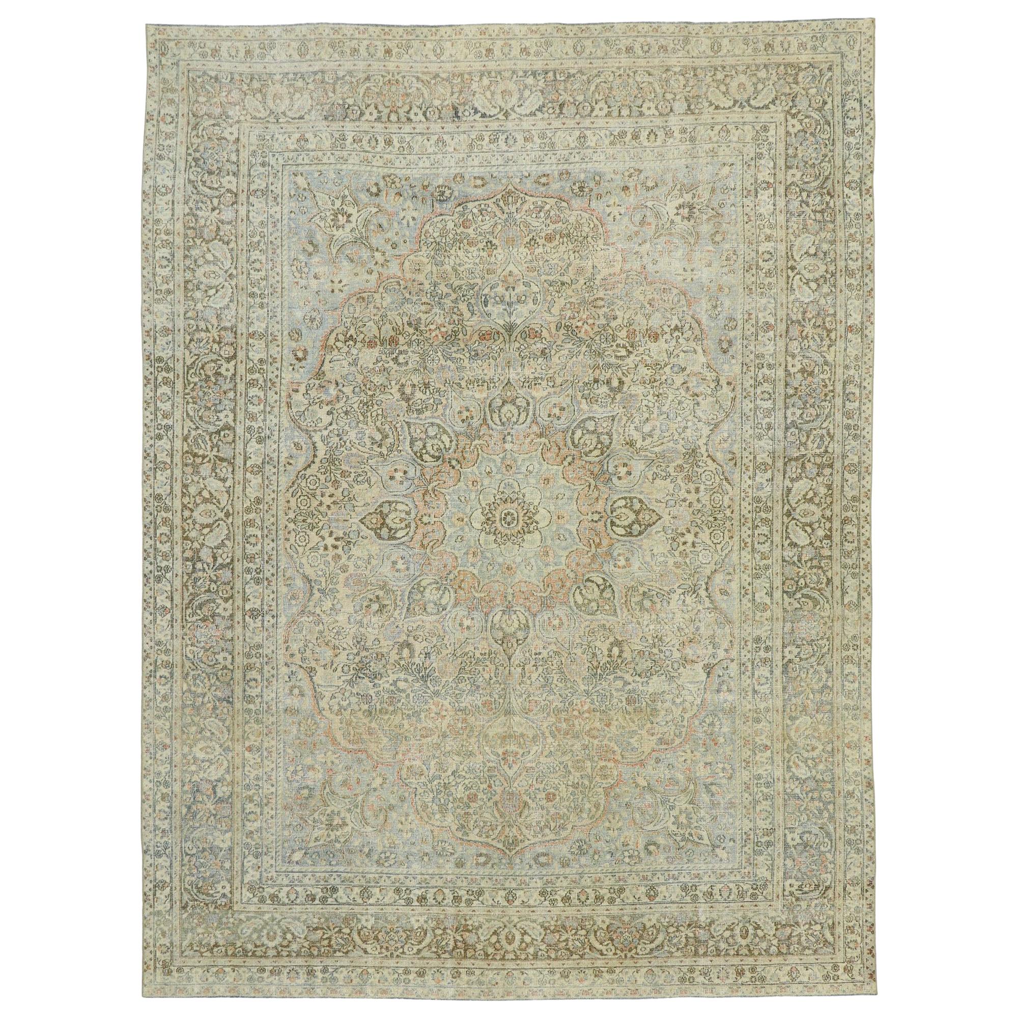 Tapis persan Mashhad ancien vieilli avec style rustique de cottage Cotswold en vente