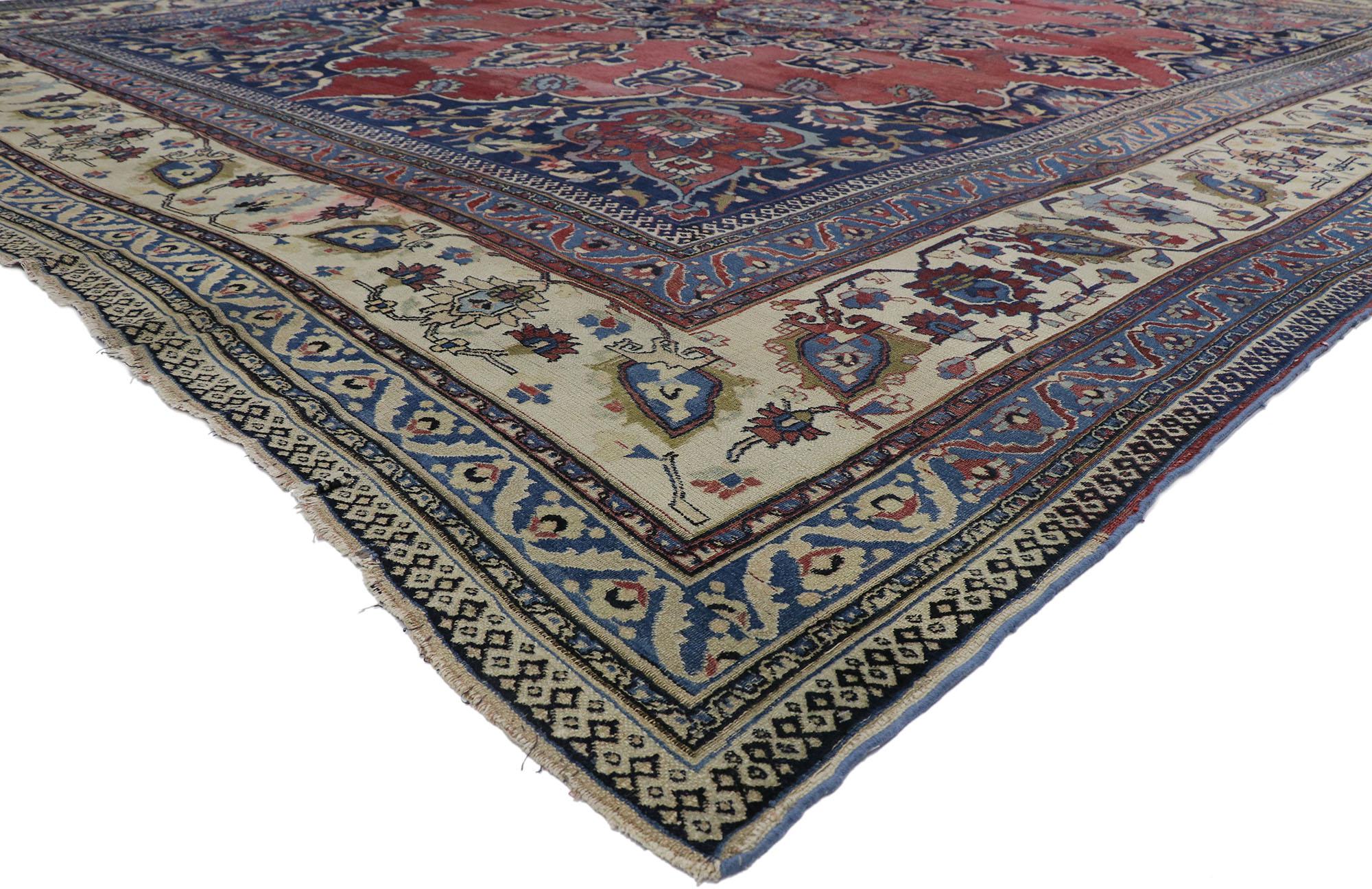 77662 Antik-Persischer Mashhad-Teppich mit modernem rustikalem Stil 13'00 x 16'05. Dieser handgeknüpfte, antike persische Mashhad-Teppich aus Wolle zeigt ein sechzehnzackiges Mashhad-Starburst-Medaillon, das an beiden Enden mit einem