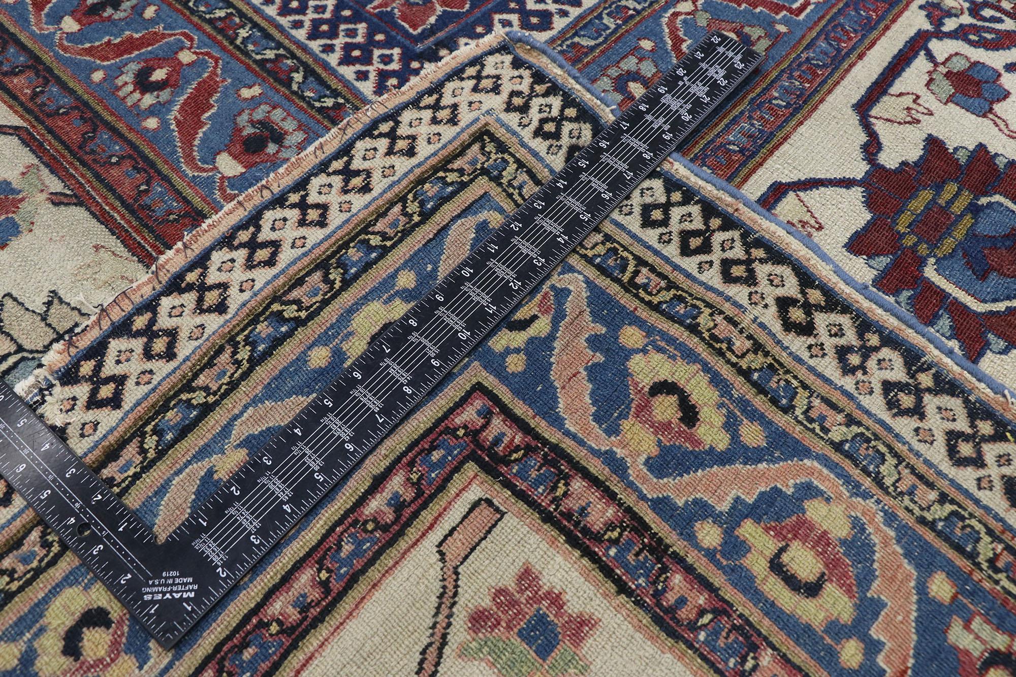 Antiker persischer Mashhad-Teppich im modernen, rustikalen Stil im Used-Look (Handgeknüpft) im Angebot
