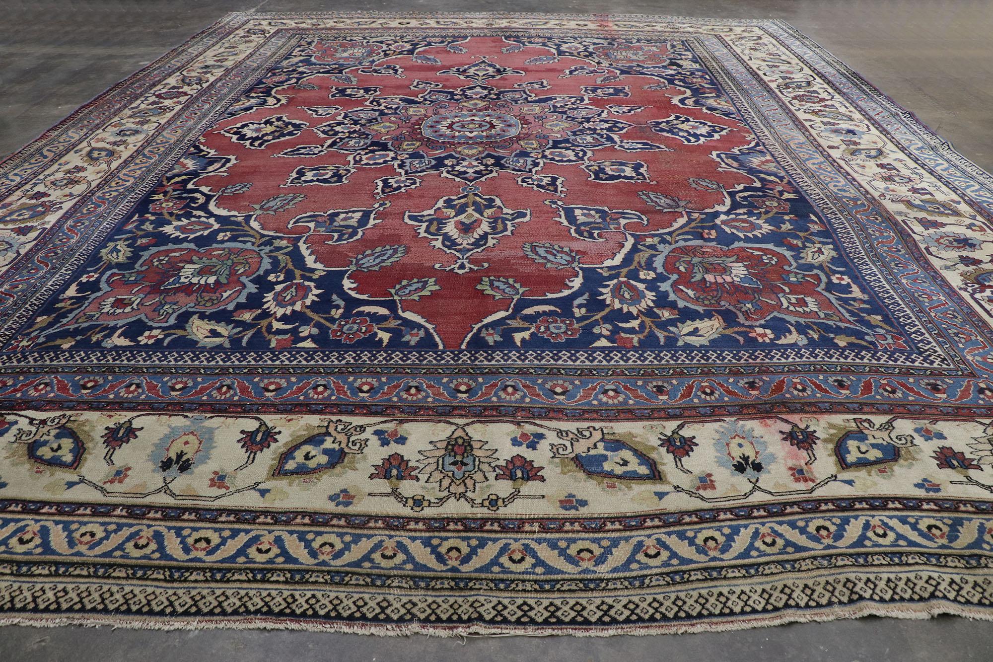 Antiker persischer Mashhad-Teppich im modernen, rustikalen Stil im Used-Look (20. Jahrhundert) im Angebot