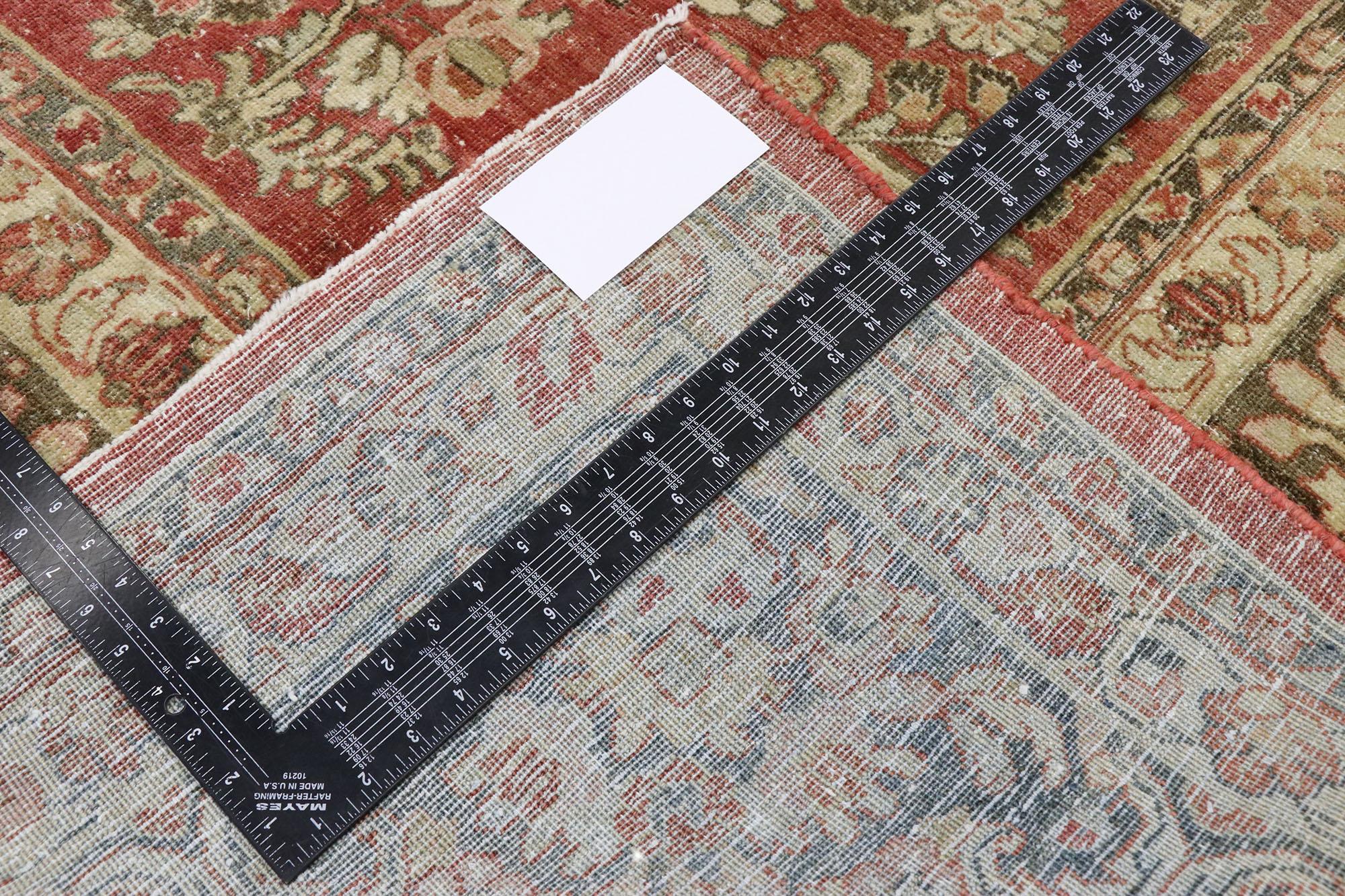 Antiker persischer Sarouk-Teppich im rustikalen, amerikanischen Traditionsstil im Used-Stil, im Used-Stil (Handgeknüpft) im Angebot