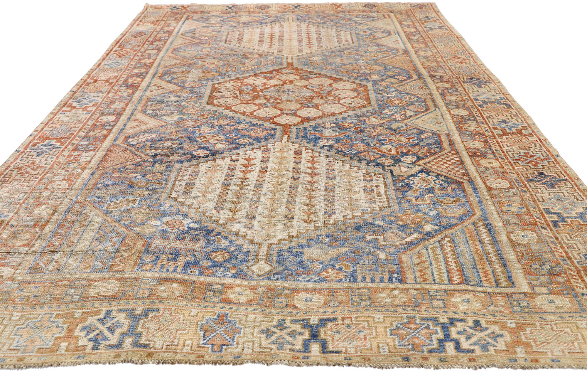 Tribale Tappeto antico persiano di design Shiraz con stile rustico italiano in vendita