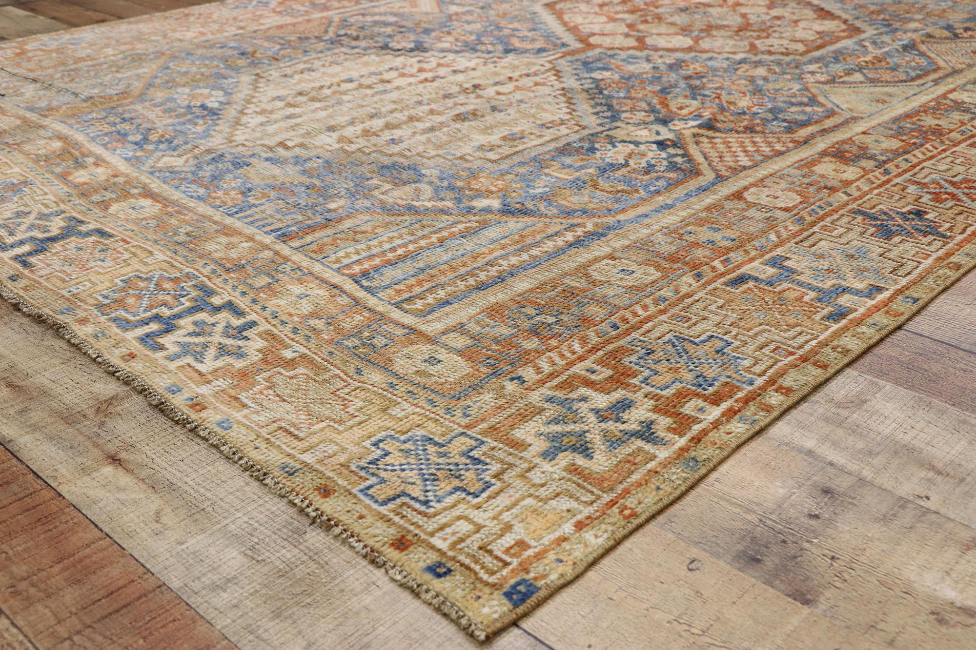 Tappeto antico persiano di design Shiraz con stile rustico italiano In condizioni deteriorate in vendita a Dallas, TX