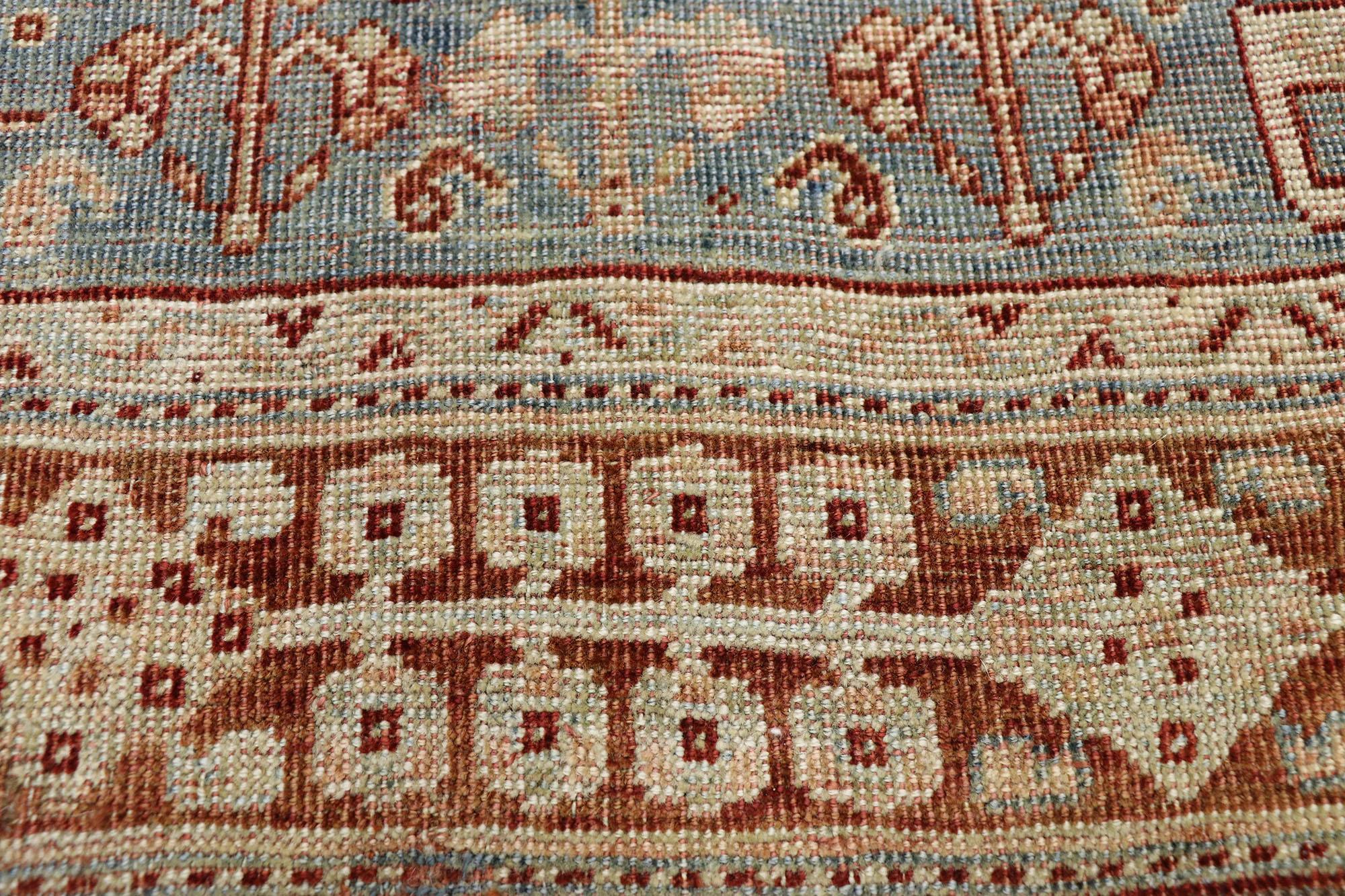 Turc Tapis persan ancien à motifs Shiraz:: style tribal jacobéen rustique en vente