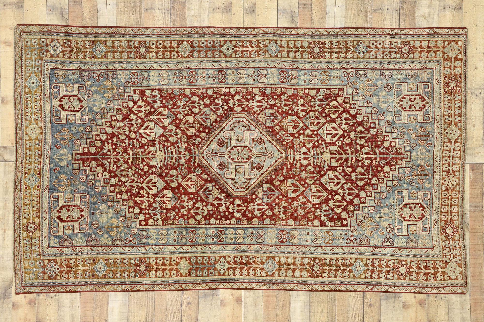 Laine Tapis persan ancien à motifs Shiraz:: style tribal jacobéen rustique en vente