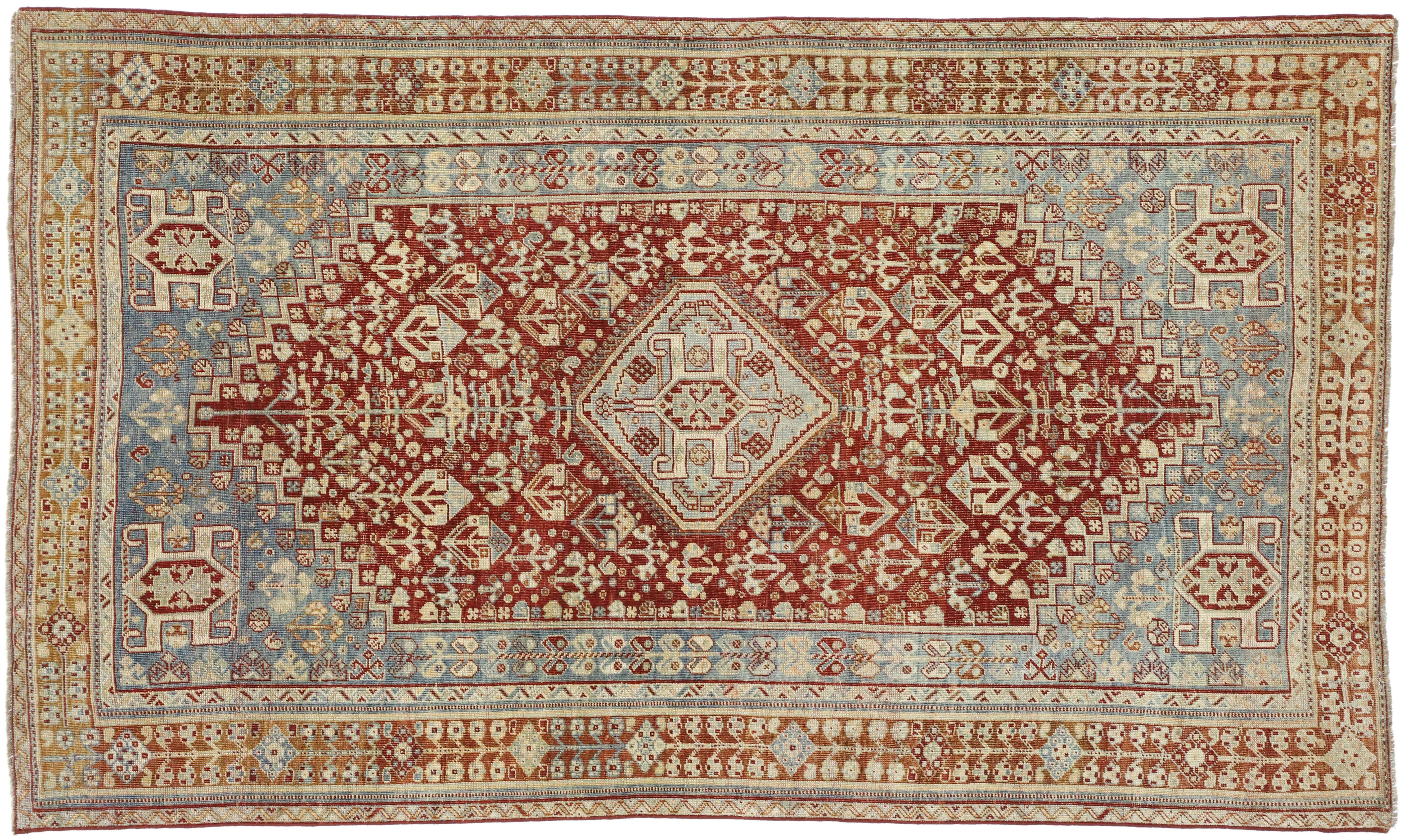 Tapis persan ancien à motifs Shiraz:: style tribal jacobéen rustique en vente 1