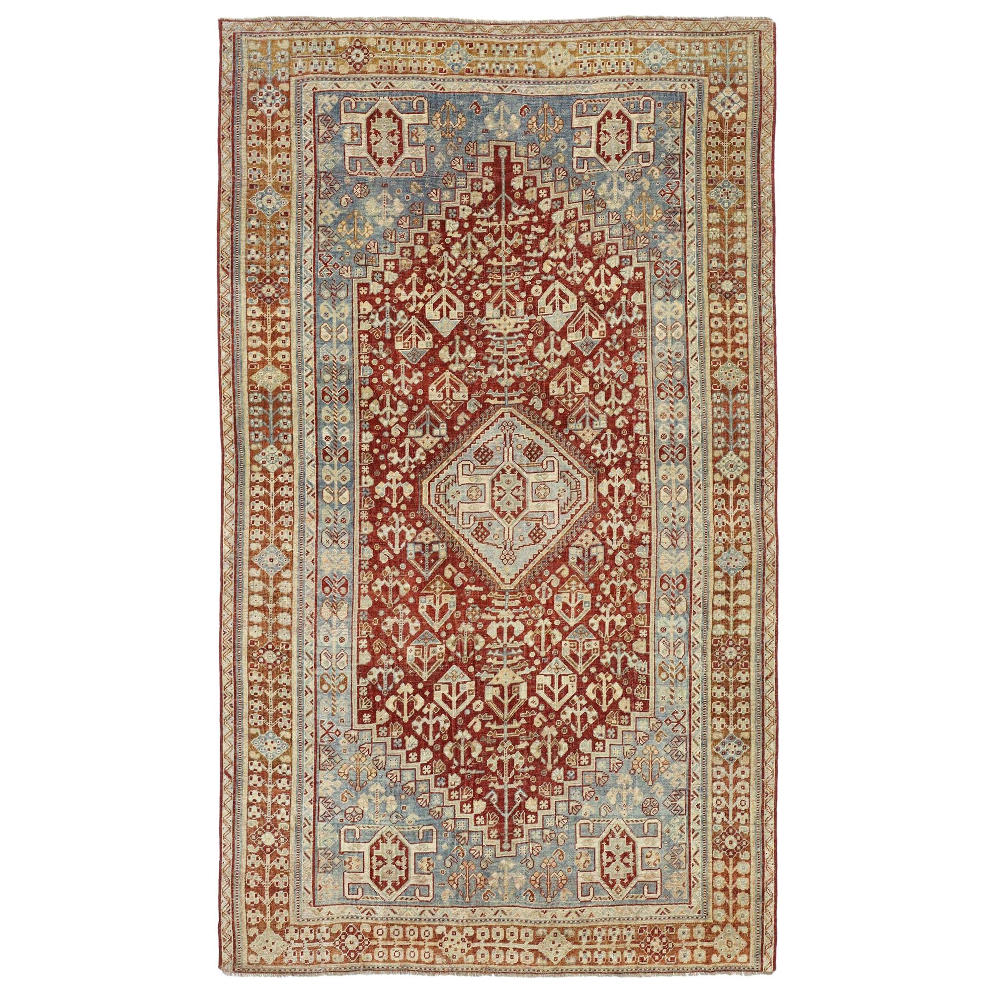 Antiker persischer Shiraz-Design-Teppich mit rustikalem Jacobean-Stammesstil