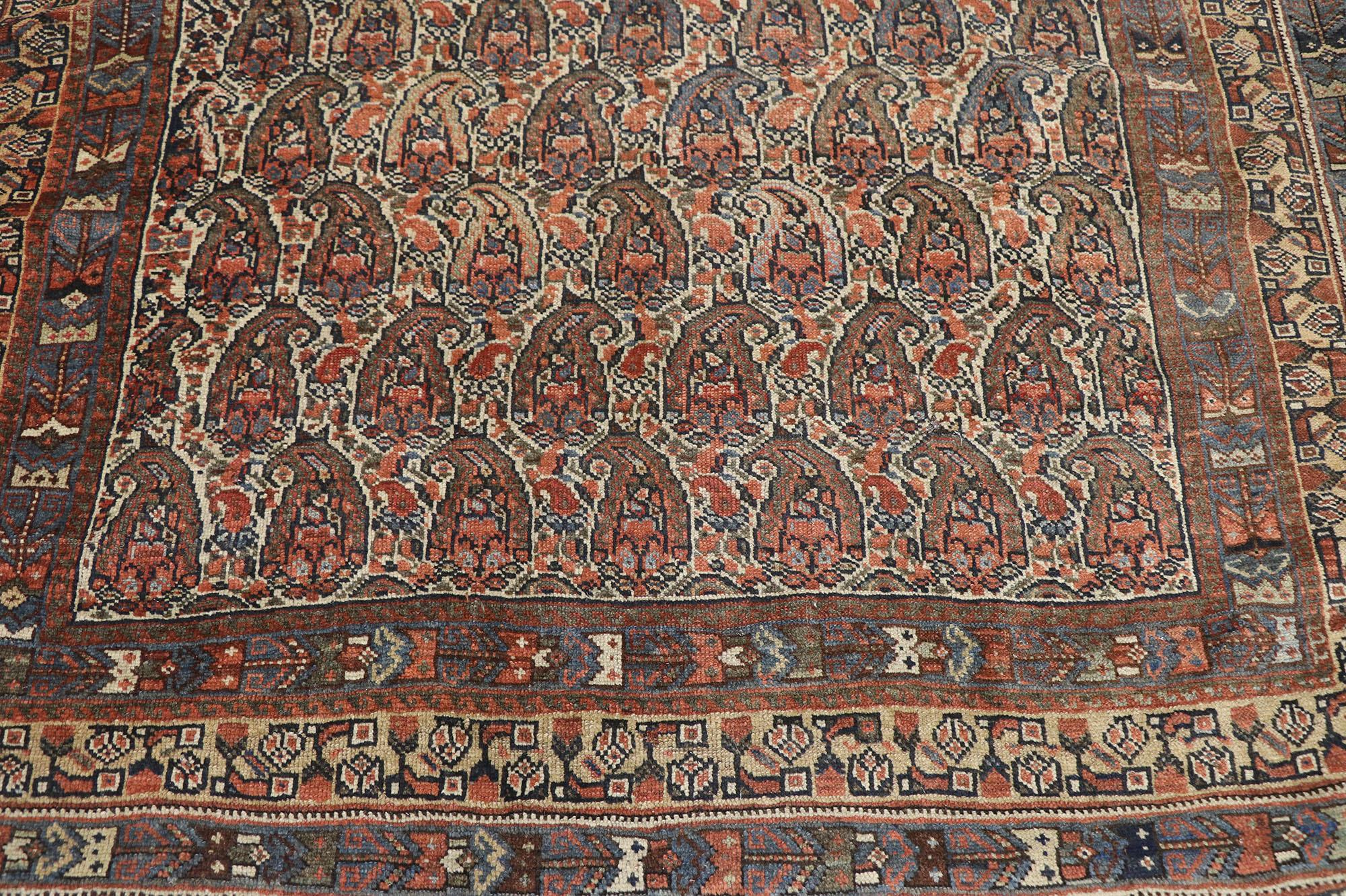 Antiker persischer Shiraz-Teppich im Used-Stil mit Boteh-Muster und modernem, rustikalem Stil (Persisch) im Angebot