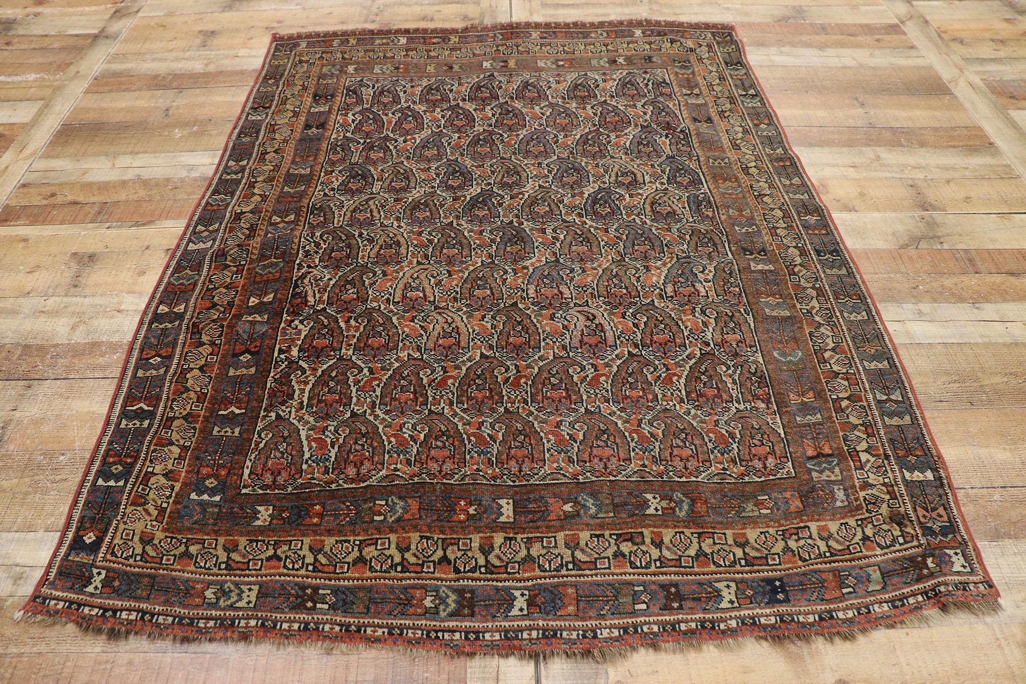 Antiker persischer Shiraz-Teppich im Used-Stil mit Boteh-Muster und modernem, rustikalem Stil (20. Jahrhundert) im Angebot