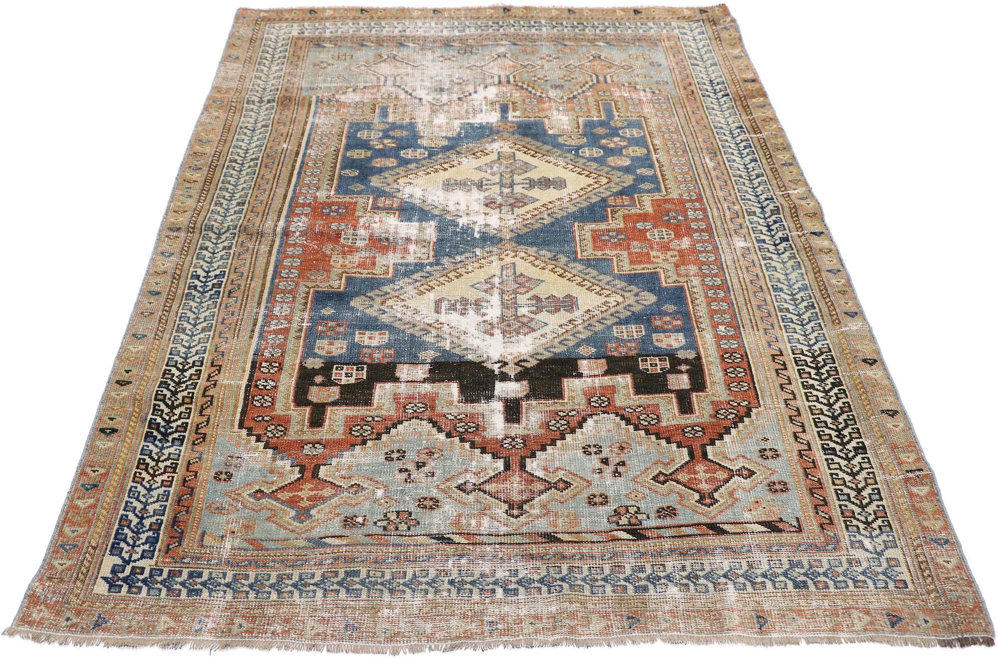 Antiker persischer Shiraz-Teppich im modernen, rustikalen Stammesstil, im Used-Stil (Stammeskunst) im Angebot