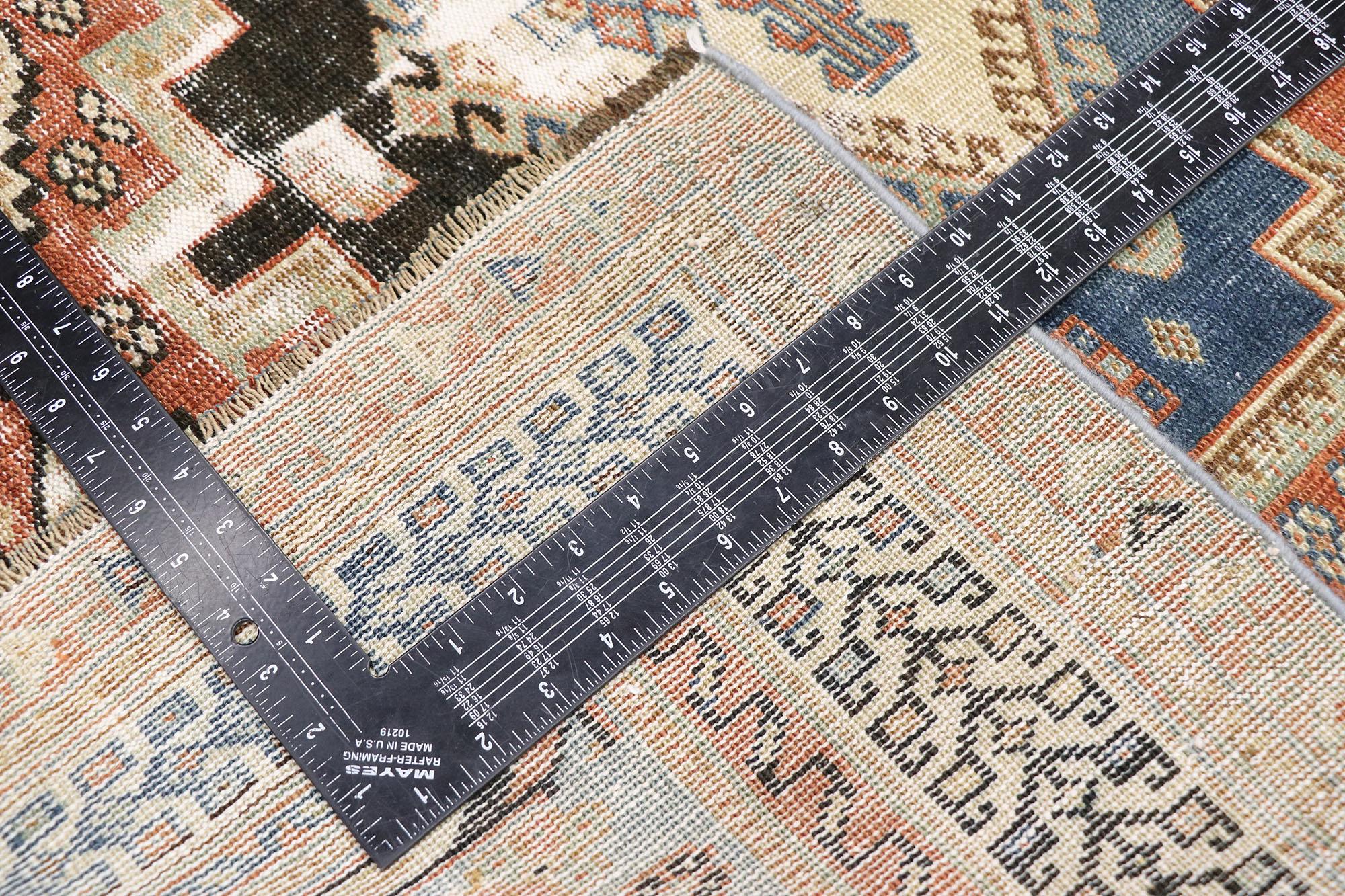 Antiker persischer Shiraz-Teppich im modernen, rustikalen Stammesstil, im Used-Stil (Handgeknüpft) im Angebot