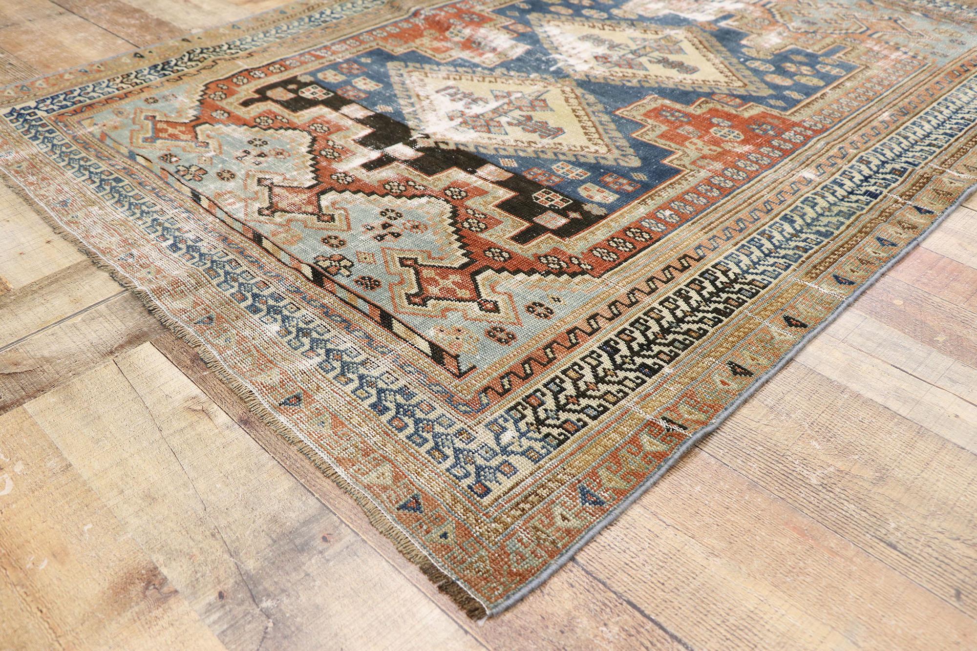 Antiker persischer Shiraz-Teppich im modernen, rustikalen Stammesstil, im Used-Stil im Zustand „Starke Gebrauchsspuren“ im Angebot in Dallas, TX