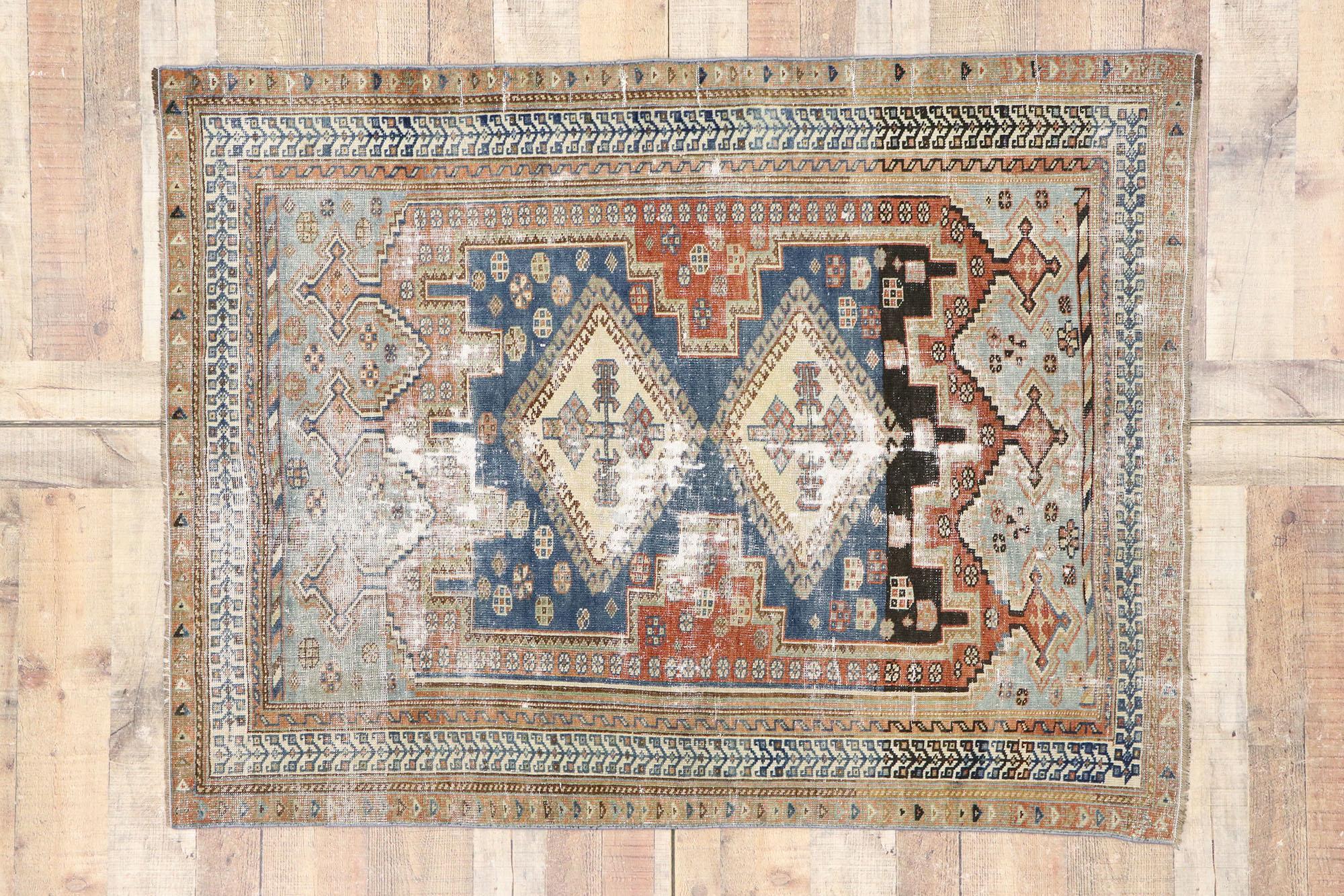 Antiker persischer Shiraz-Teppich im modernen, rustikalen Stammesstil, im Used-Stil (Wolle) im Angebot