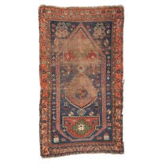 Tapis persan Shiraz ancien vieilli de style tribal rustique