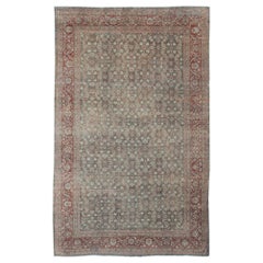 Tapis persan ancien Sultanabad en mauvais état avec fond bleu délavé