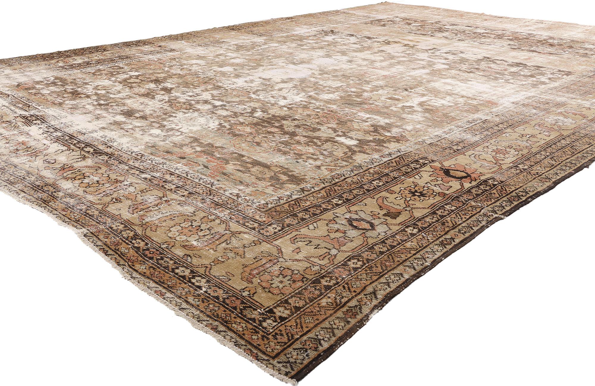 73021 Antiker, getragener persischer Sultanabad-Teppich des späten 19. Jahrhunderts 11'00 x 15'00. Dieser antike persische Sultanabad-Teppich aus handgeknüpfter Wolle, der vor über einem Jahrhundert von Meisterhand gewebt wurde, ist ein poetisches