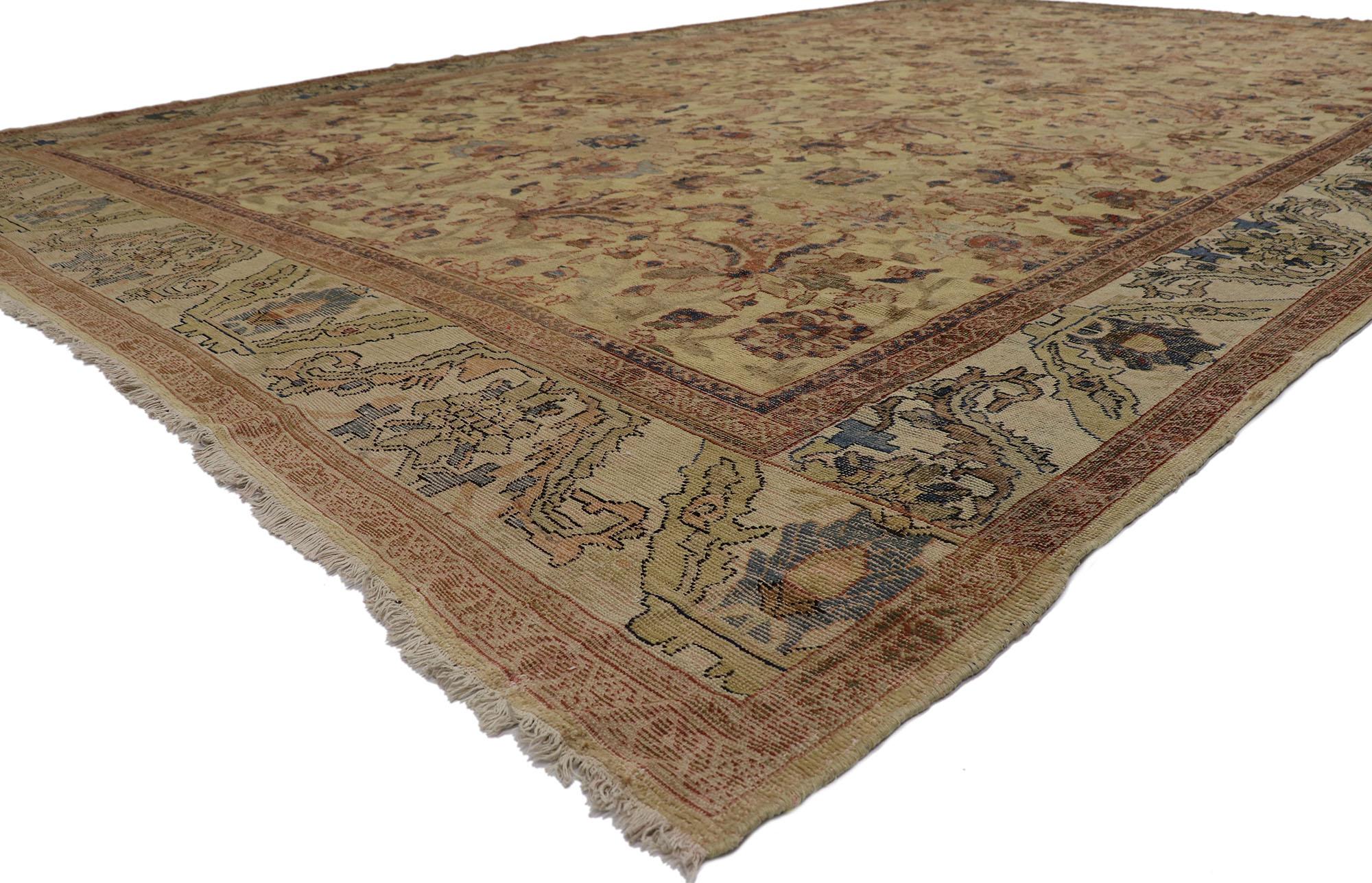 60941 Tapis Persan Sultanabad antique et vieilli au style rustique et moderne 12'01 x 20'01. Ce tapis Sultanabad persan antique en laine nouée à la main est une vision captivante de la beauté du tissage. Il émane des vibrations côtières avec une