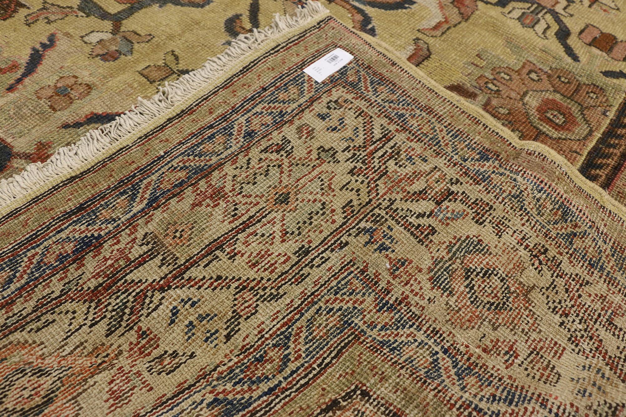 Antiker persischer Sultanabad-Teppich im Used-Stil mit warmem toskanischem italienischen Stil im Zustand „Starke Gebrauchsspuren“ im Angebot in Dallas, TX