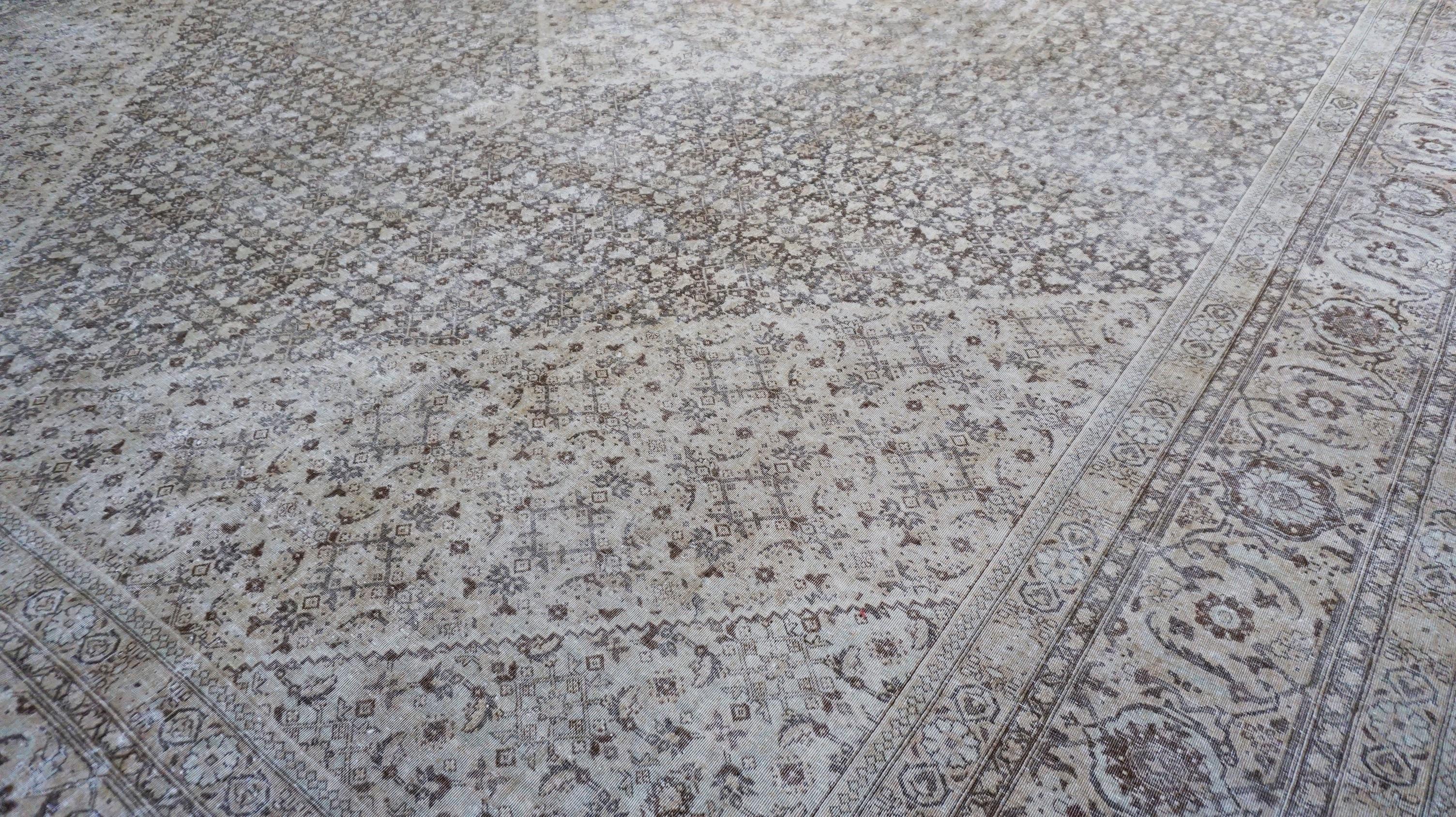 Annodato a mano Tappeto antico persiano Tabriz marrone con effetto distorto 13'2''x19'2'' in vendita