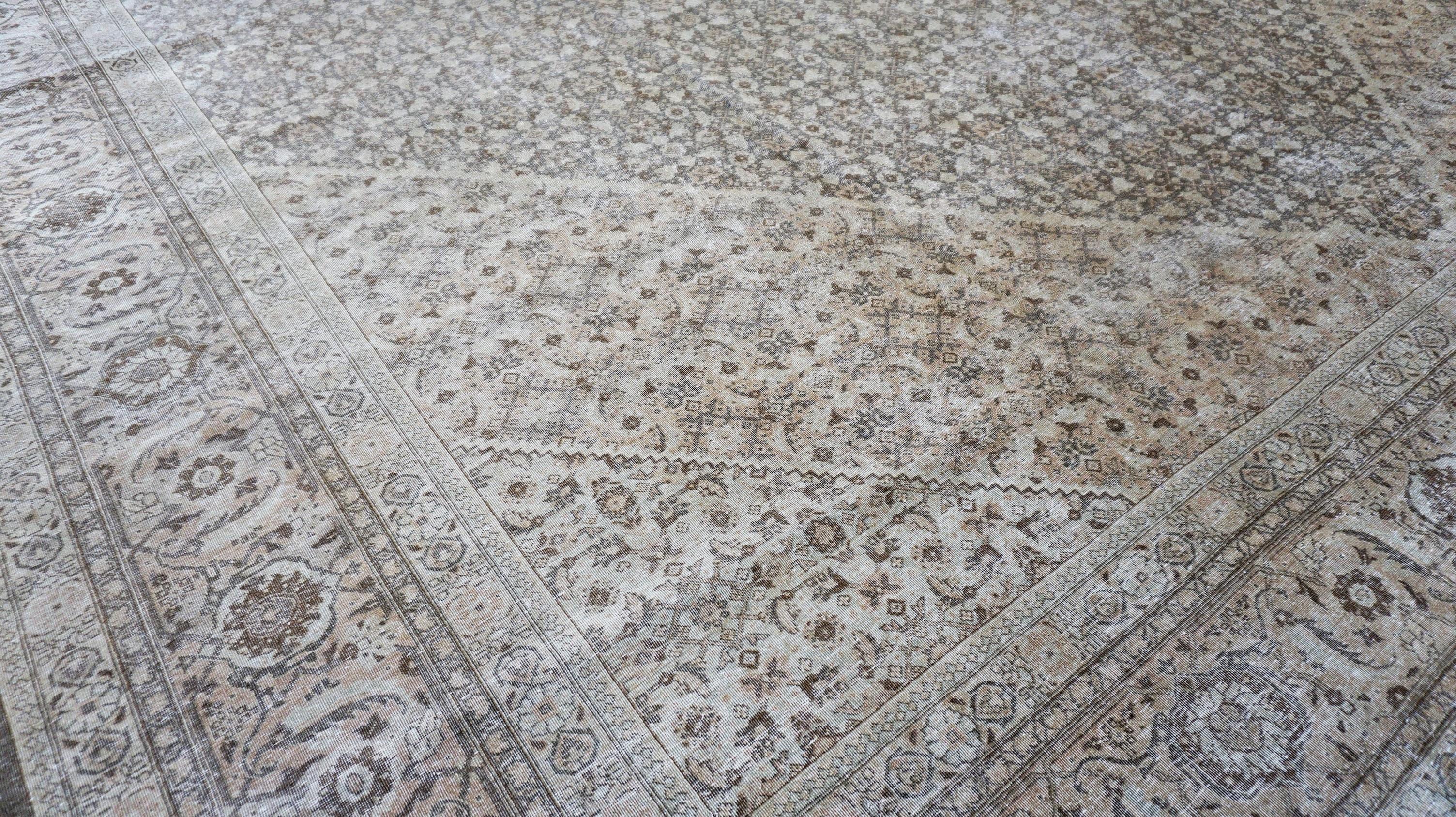 Tappeto antico persiano Tabriz marrone con effetto distorto 13'2''x19'2'' In condizioni buone in vendita a Torrance, CA