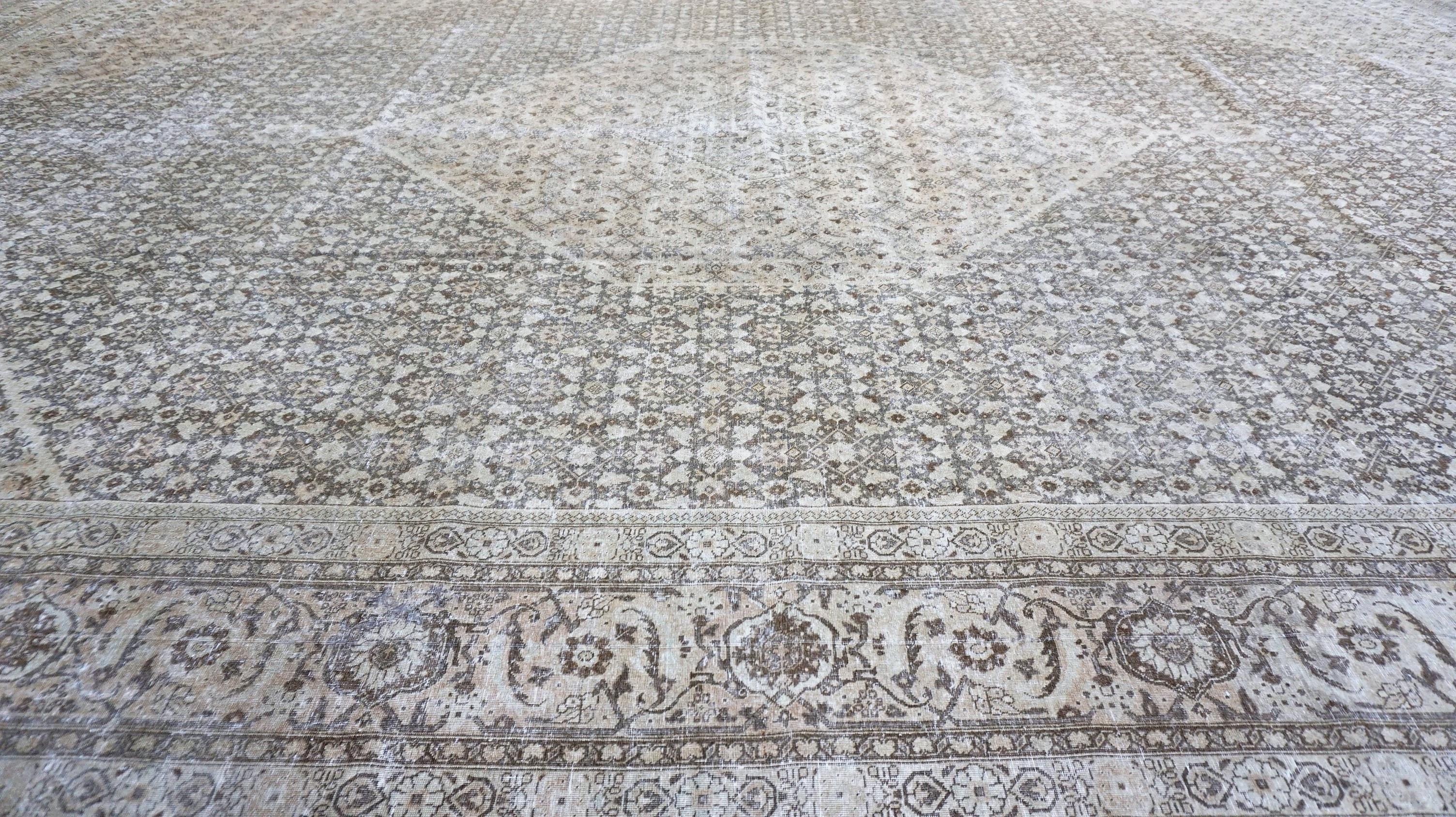 XX secolo Tappeto antico persiano Tabriz marrone con effetto distorto 13'2''x19'2'' in vendita