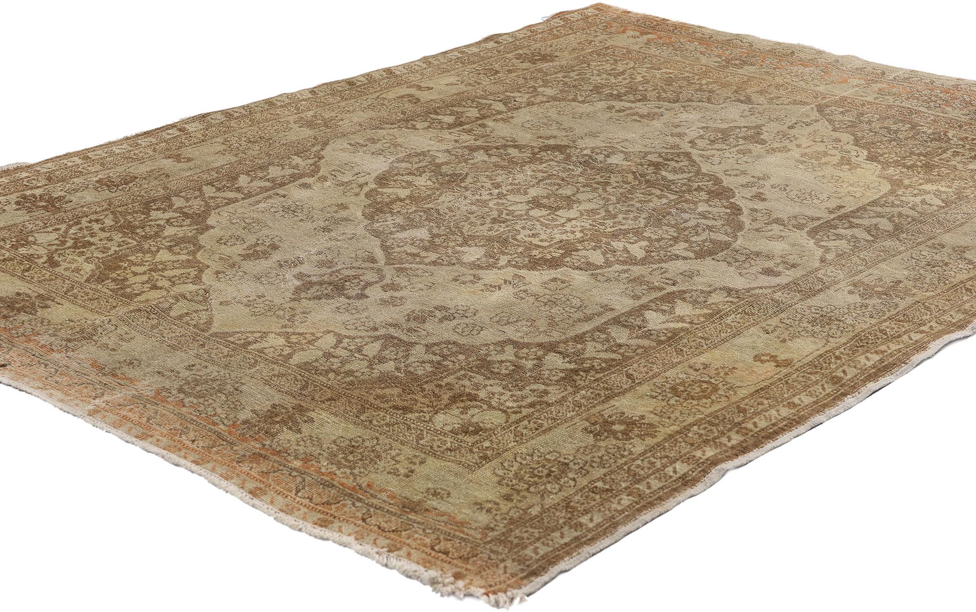 78784 Antiker persischer Tabriz Teppich, 04'00 x 05'01. Dieser handgeknüpfte, antike persische Täbris-Teppich aus Wolle ist ein zeitloser Schatz, der mit seiner verblassten Eleganz und seiner schlichten Grandeur Geschichten aus vergangenen Zeiten