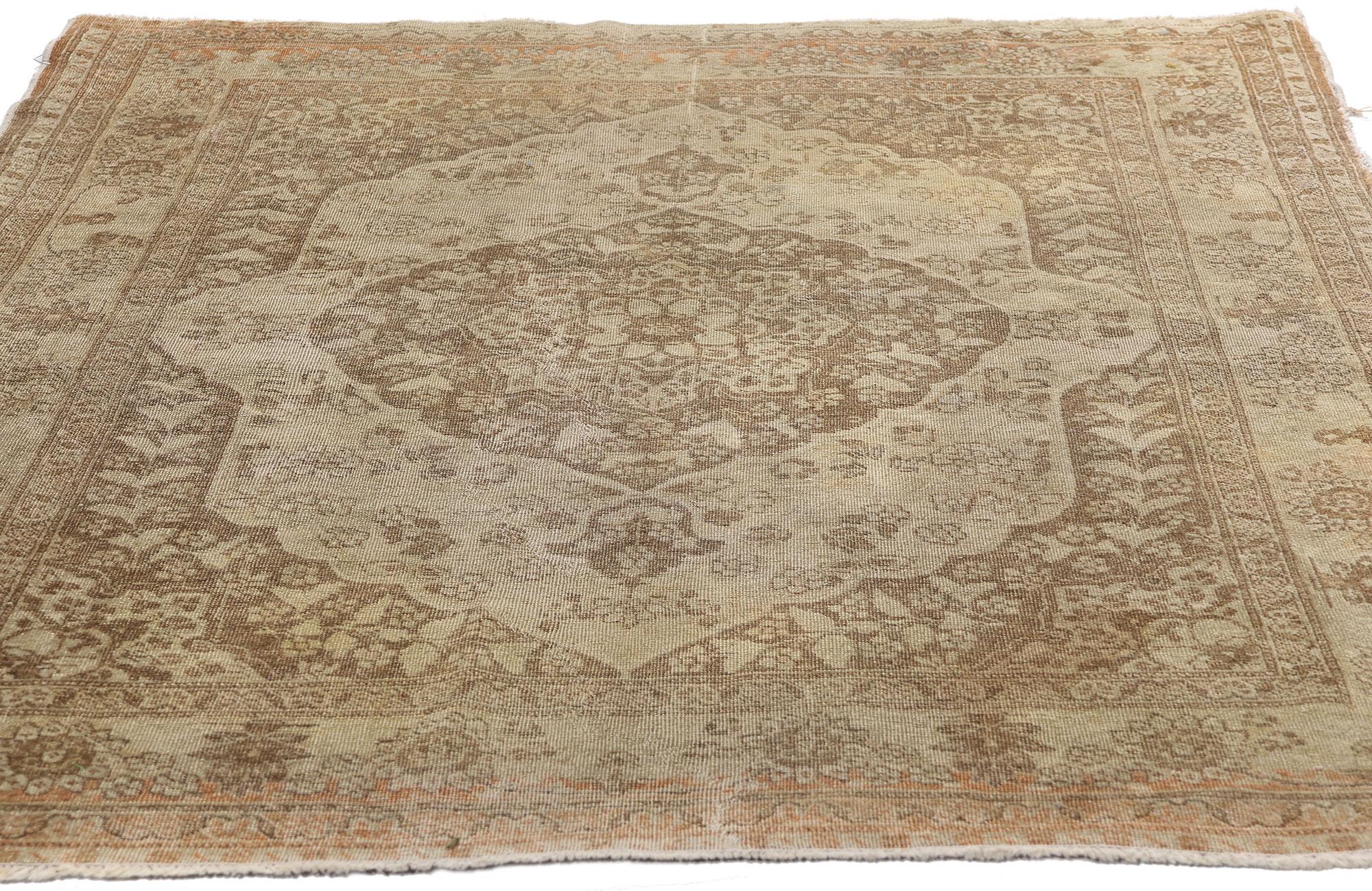 Antiker persischer Täbris-Teppich im Distressed-Stil mit modernem Stil (Spanisch Kolonial) im Angebot